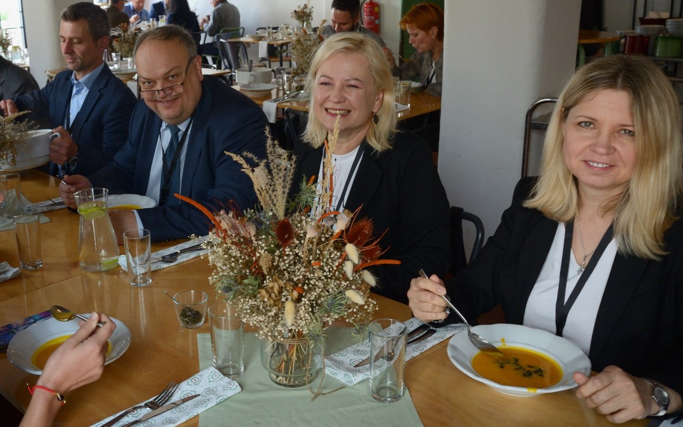 Na zdjęciu: od prawej dr inż. Elżbieta Kawecka, dr inż. Magdalena Krakowiak i prof. AJP, dr hab. inż. Andrzej Perec