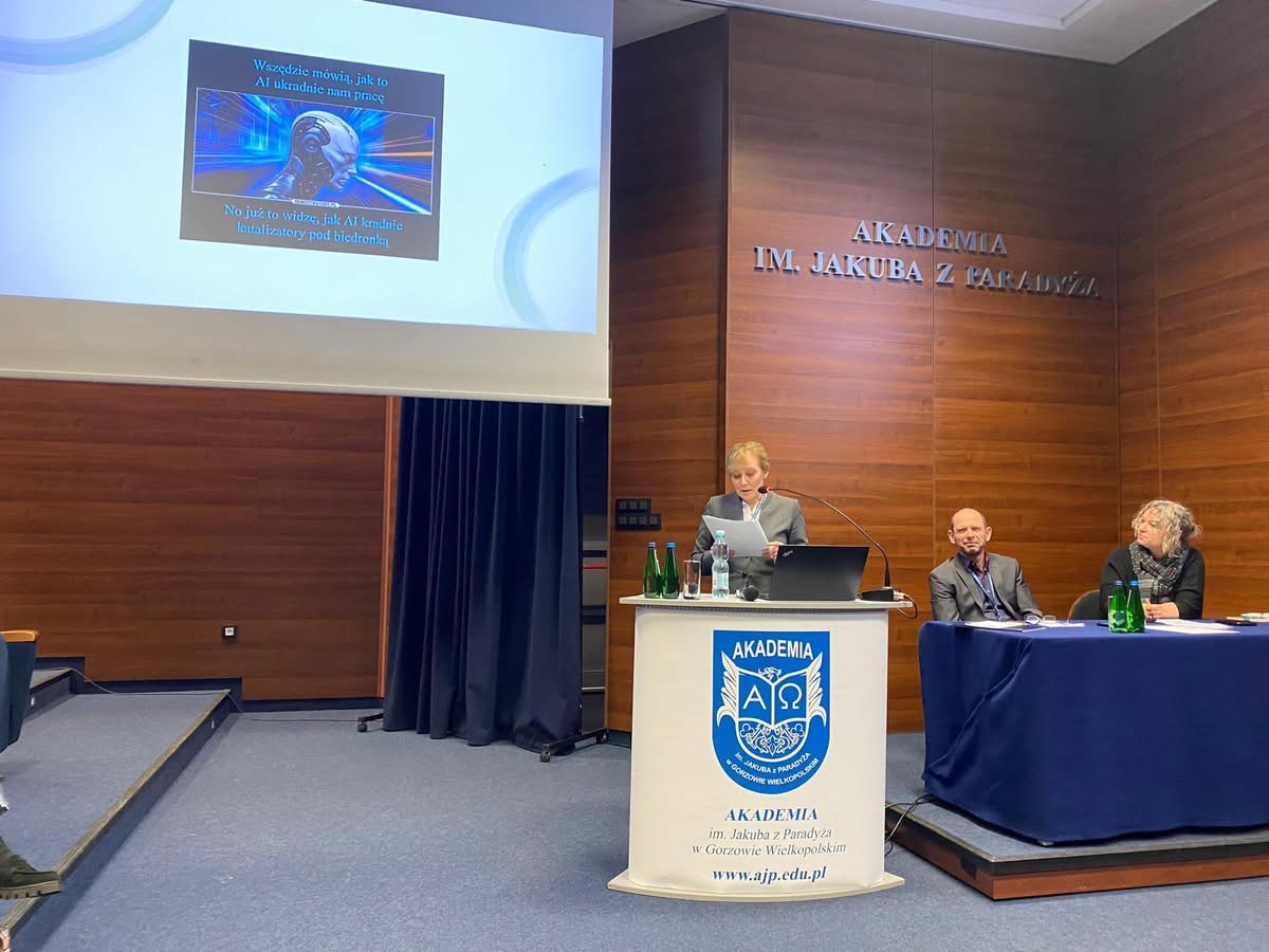 na zdjęciu: mgr Olga Gałka wygłasza referat