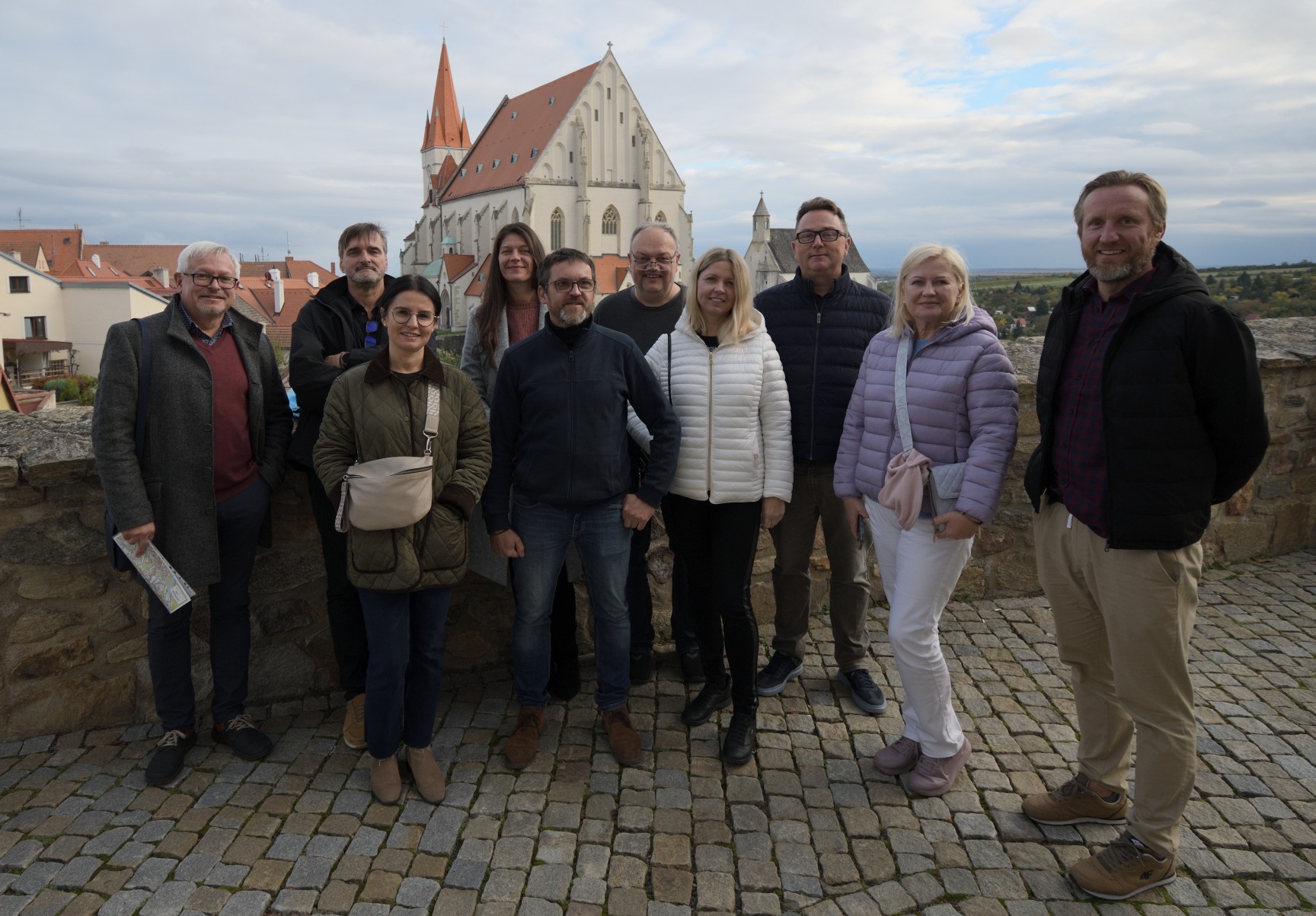 Na zdjęciu: druga od prawej dr inż. Magdalena Krakowiak, dalej dr inż. Elżbieta Kawecka i prof. AJP, dr hab. inż. Andrzej Perec z polską grupą w Znojmo
