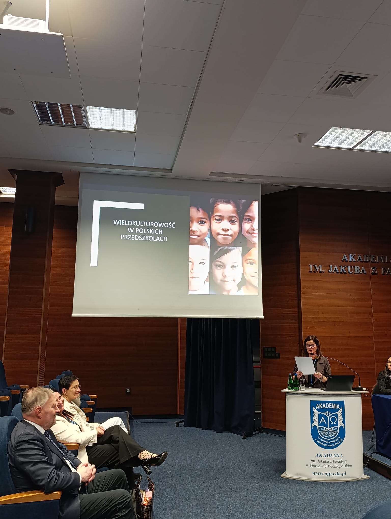 na zdjęciu: mgr Magdalena Łątkowska wygłasza referat