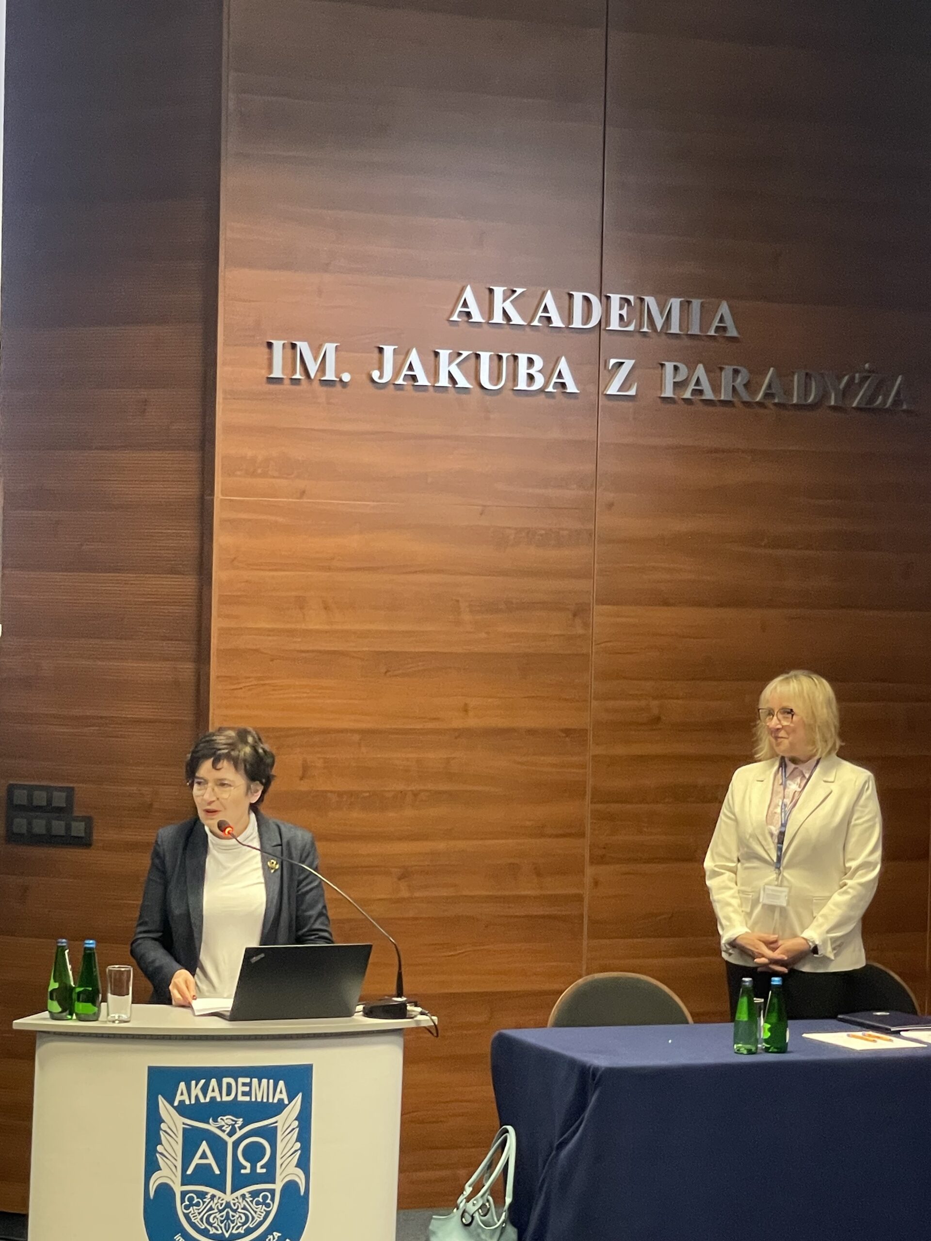 na zdjęciu: prof. AJP Beata Orłowska i mgr Joanna Rosińska-Kusz