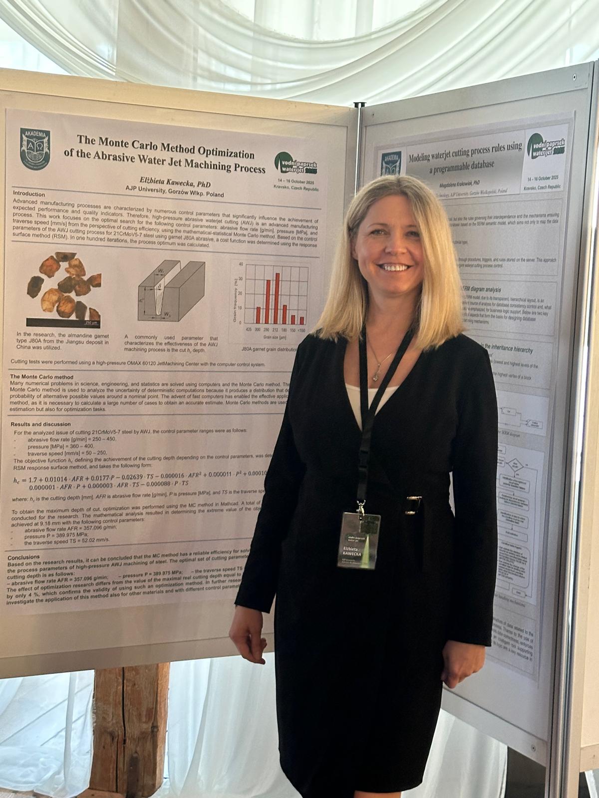 Na zdjęciu: dr inż. Elżbieta Kawecka prezentująca swój poster naukowy