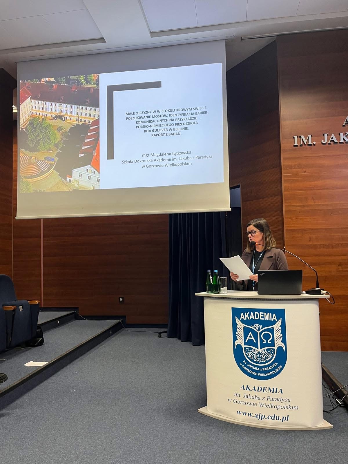 na zdjęciu: mgr Magdalena Łątkowska wygłasza referat