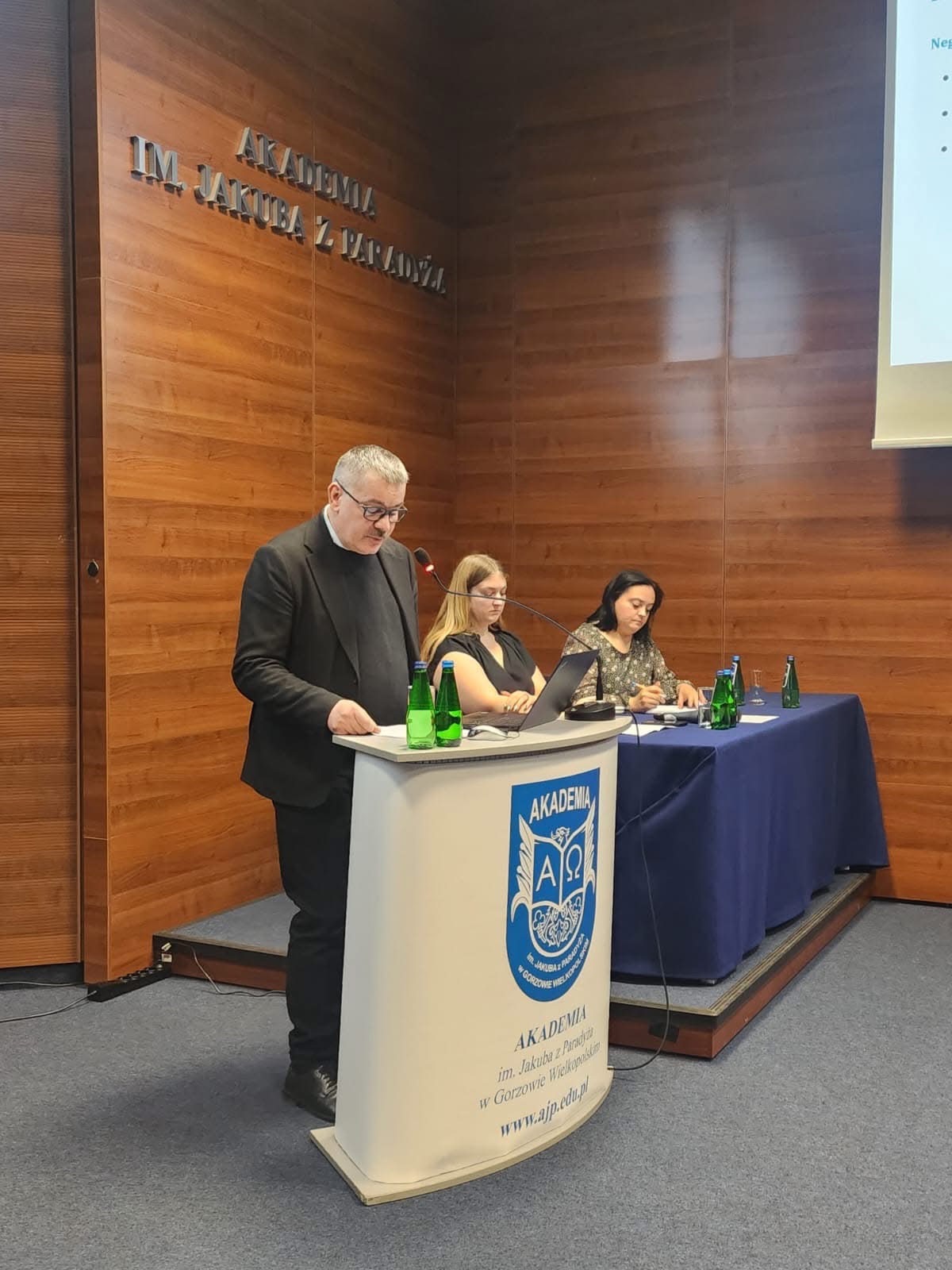 na zdjęciu: mgr Piotr Lange wygłasza referat, przy stole dr Joanna Rutkowski i mgr Magdalena Franosz