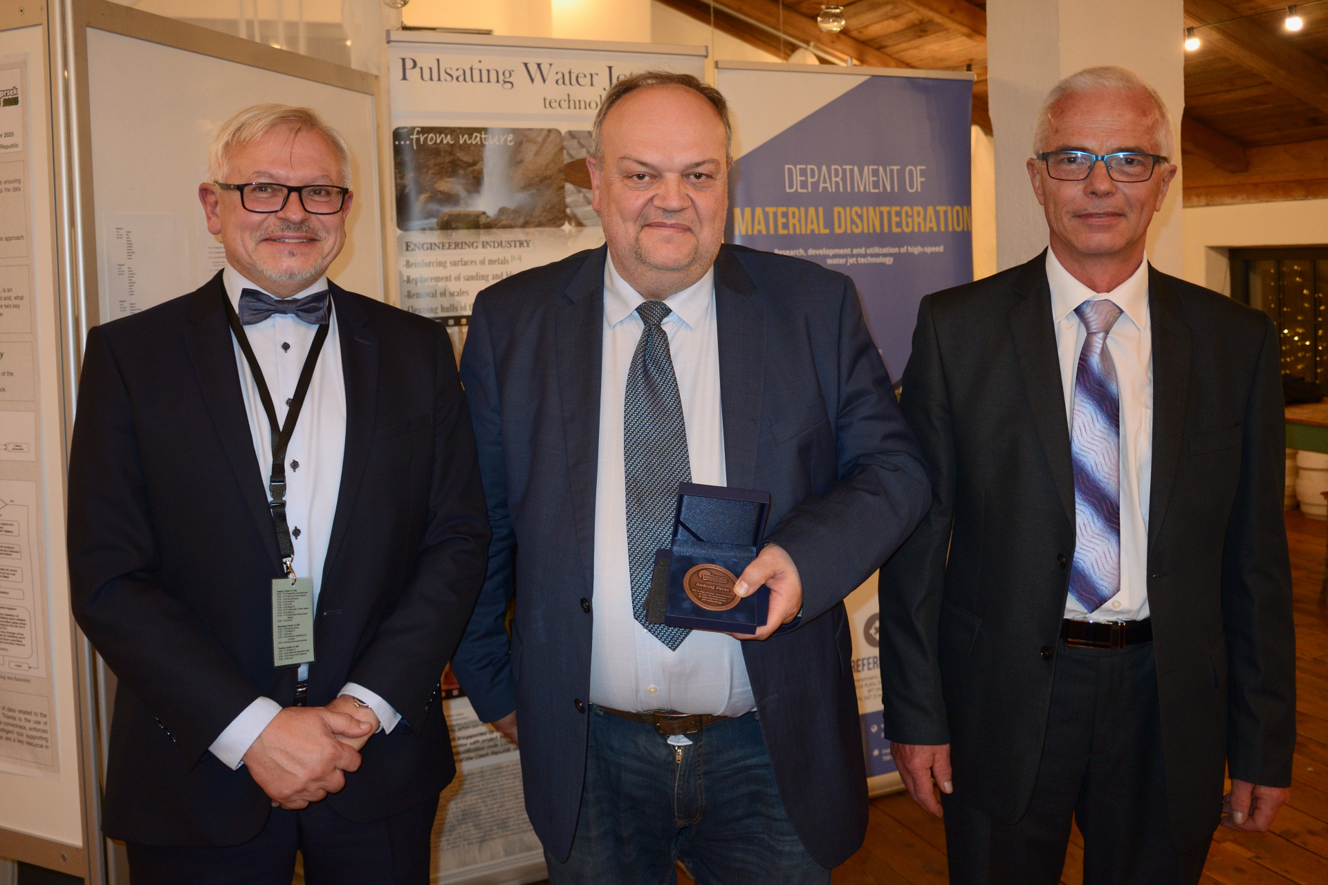 Na zdjęciu: w środku prof. AJP, dr hab. inż. Andrzej Perec z otrzymanym medalem