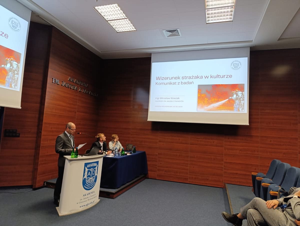 na zdjęciu: mgr Mirosław Waszak wygłasza referat, przy stole prof. Joanna Rychter i mgr Kamil Wrzesiński