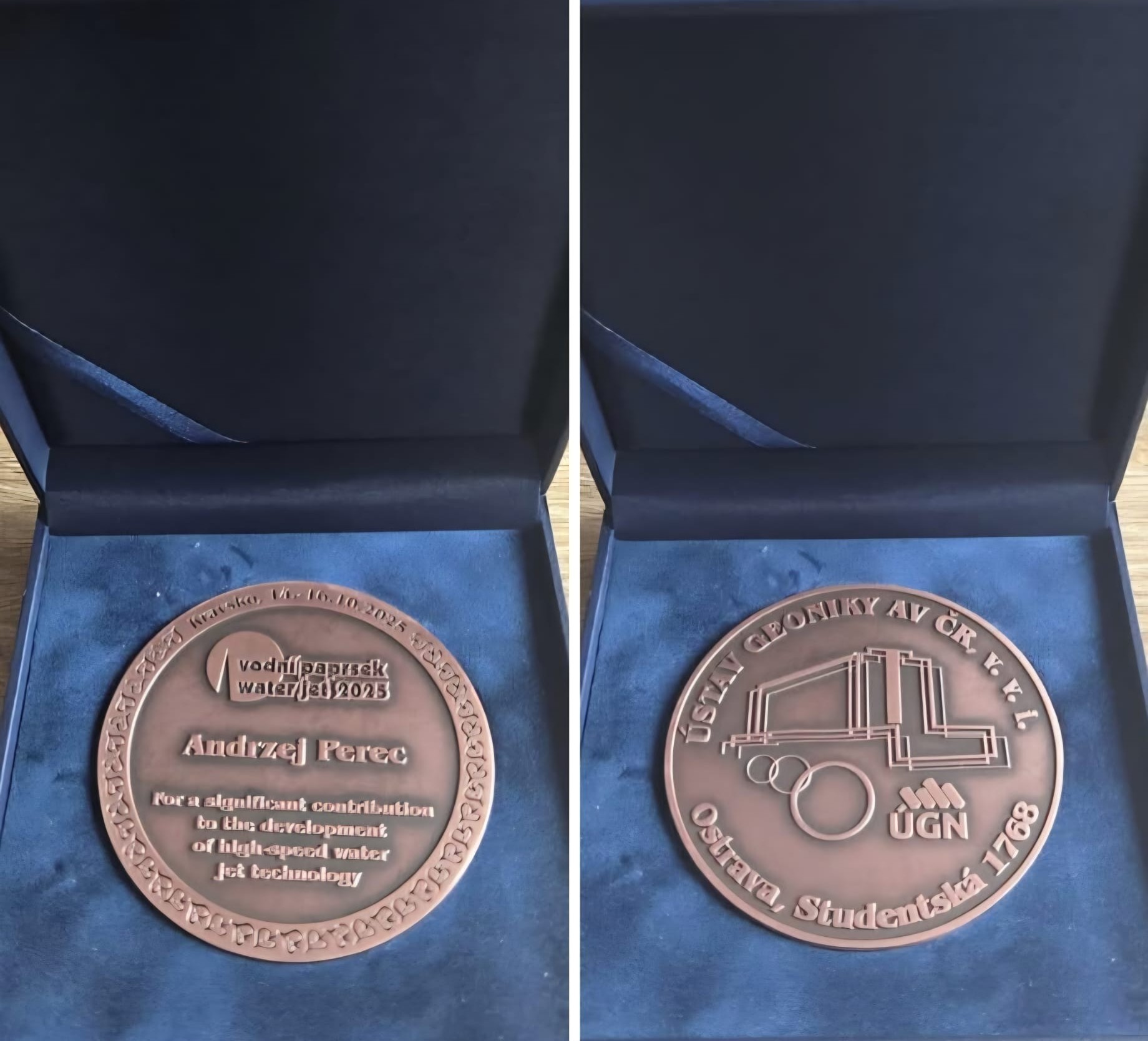Na zdjęciu: awers i rewers medalu wręczonego prof. AJP, dr. hab. inż. Andrzejowi Perecowi