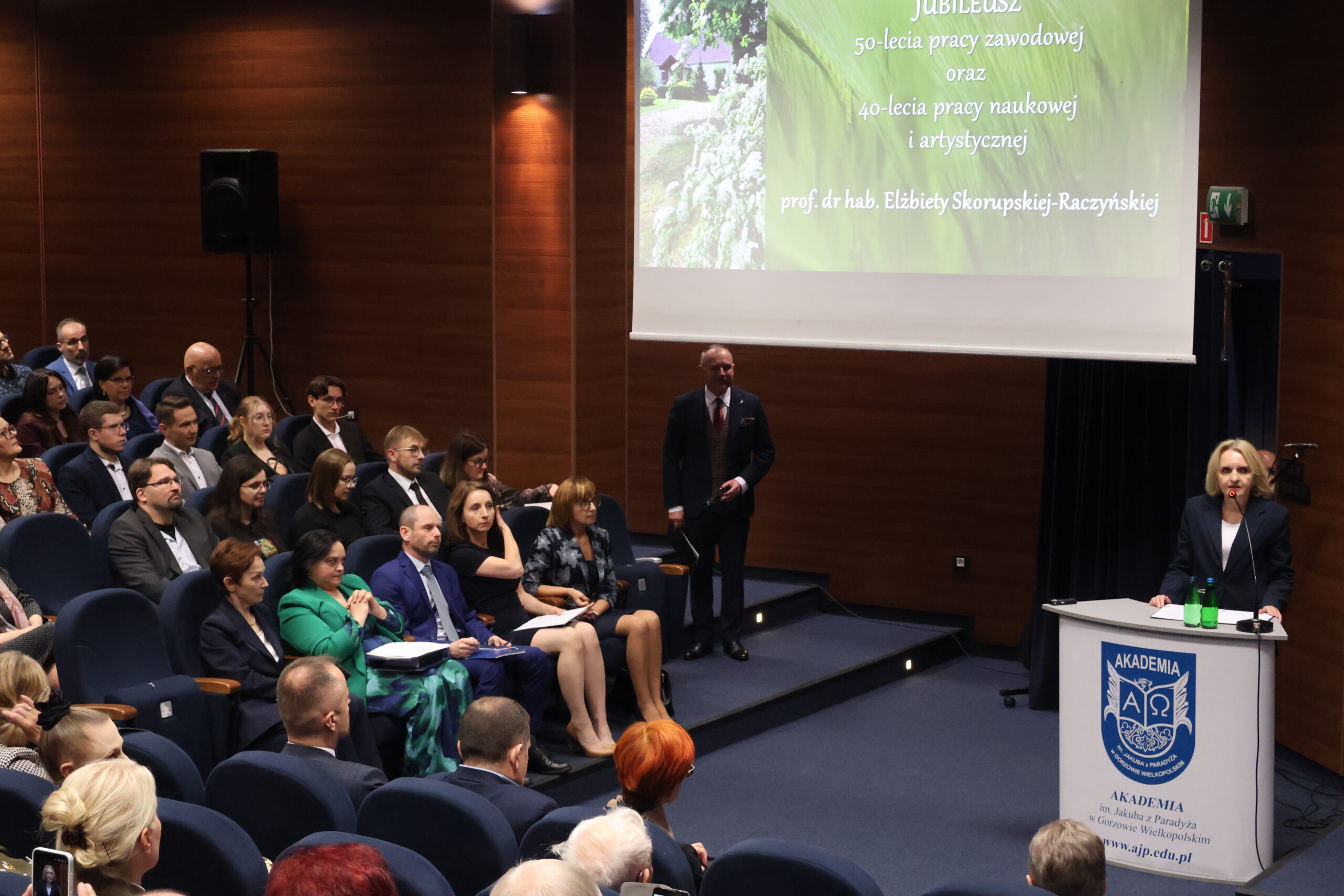 Na zdjęciu przemawia Dziekan Wydziału Humanistycznego prof. AJP dr hab. Agnieszka Niekrewicz.