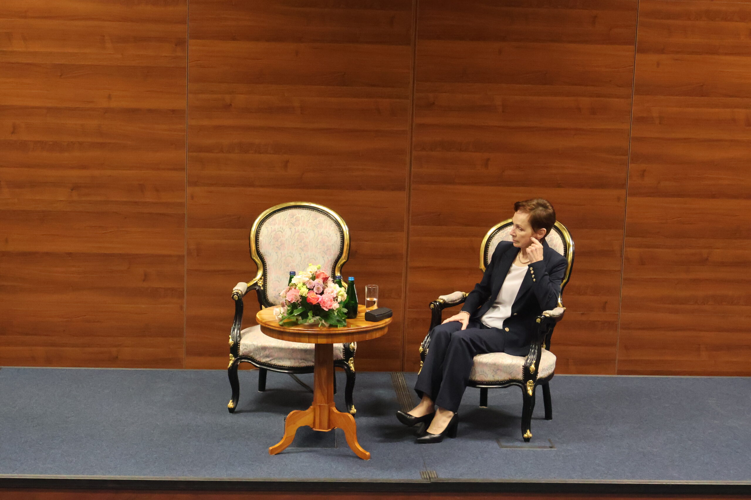 Na zdjęciu siedzi Rektor Uczelni prof. dr hab. Elżbieta Skorupska-Raczyńska.