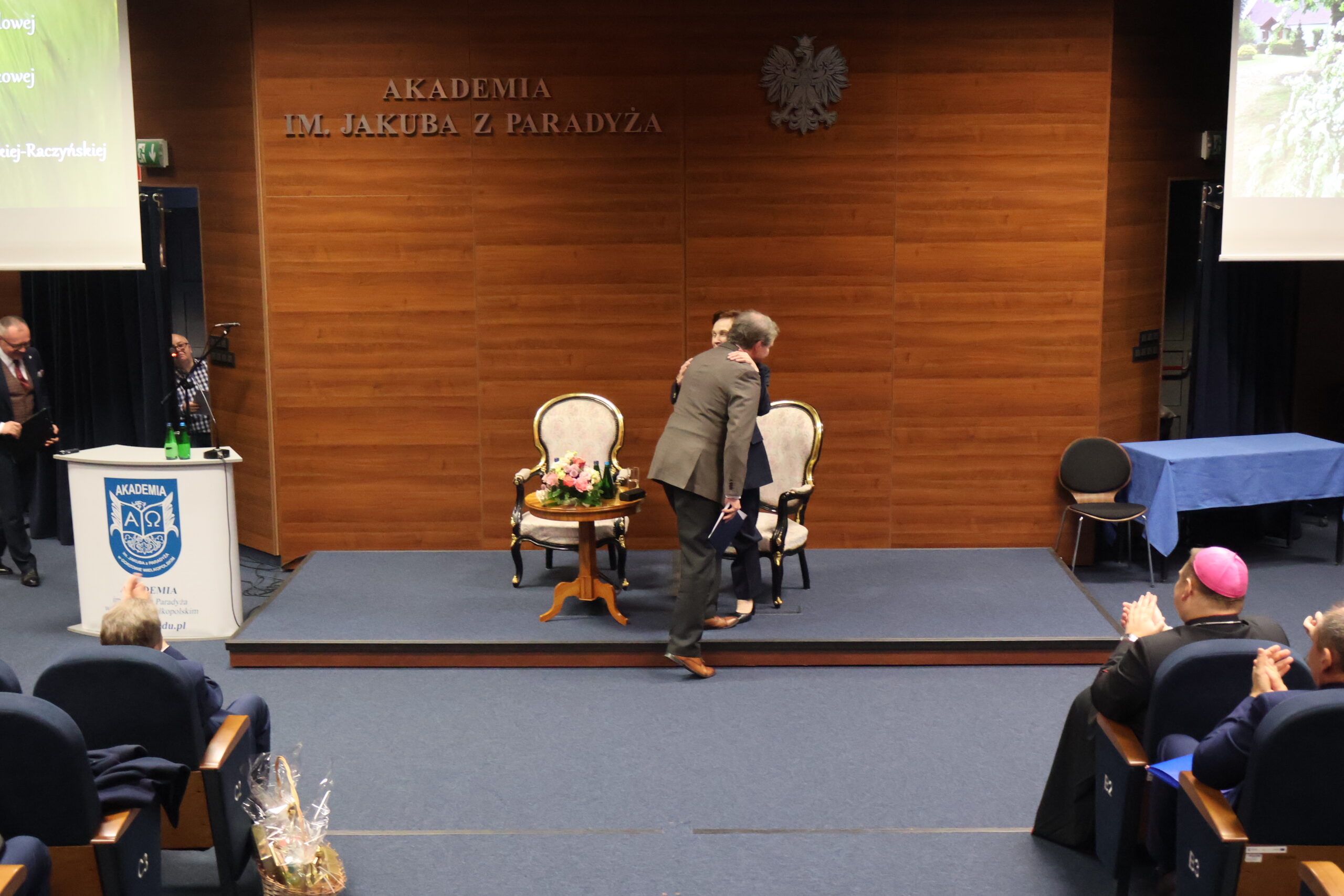 Na zdjęciu Prorektor ds. Nauki prof. dr hab. Grzegorz Kucharczyk oraz Rektor Uczelni prof. dr hab. Elżbieta Skorupska-Raczyńska.