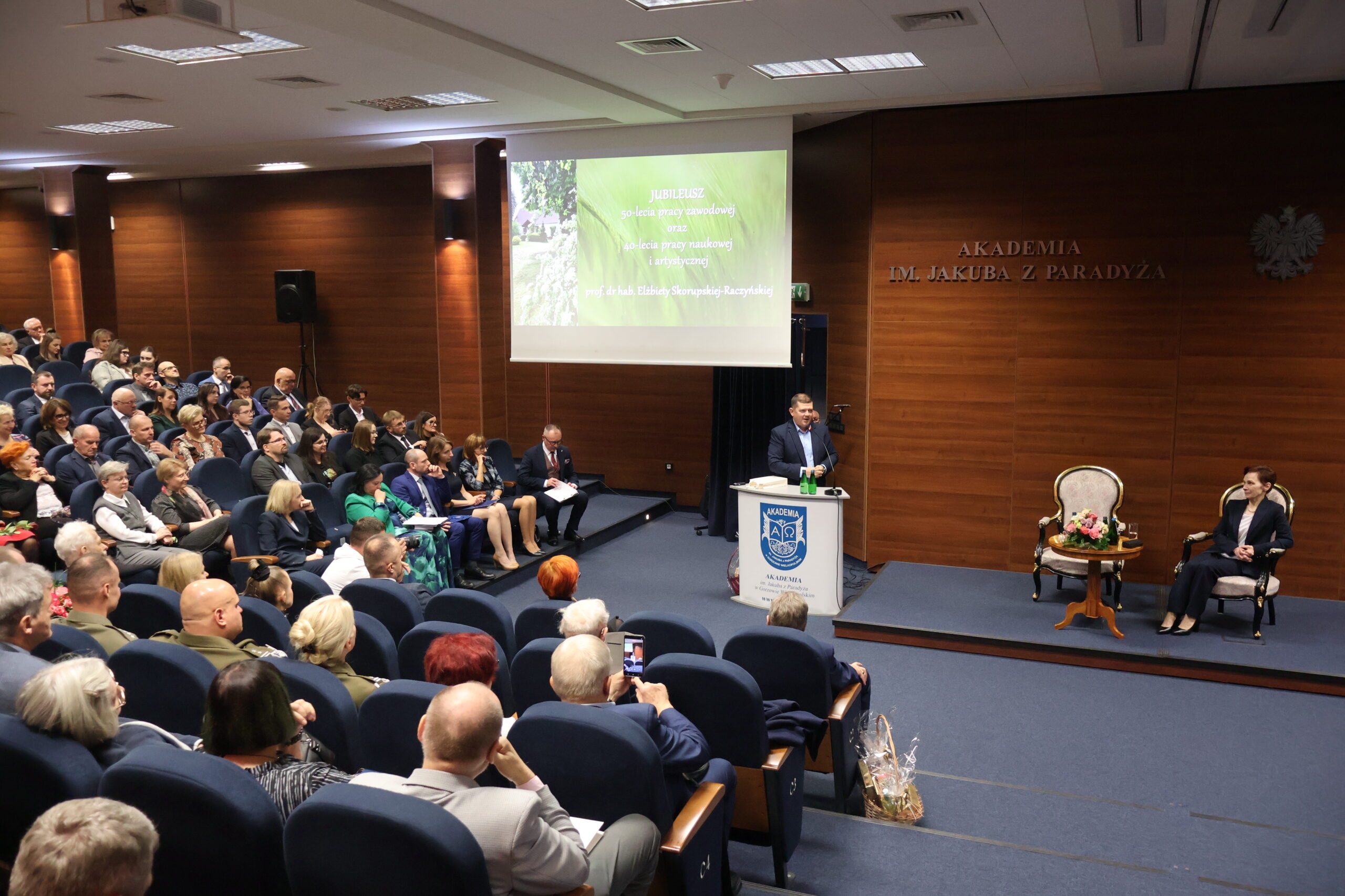 Na zdjęciu przemawia Prezydent Miasta Gorzowa Wielkopolskiego Jacek Wójcicki oraz na fotelu siedzi Rektor Uczelni prof. dr hab. Elżbieta Skorupska-Raczyńska.