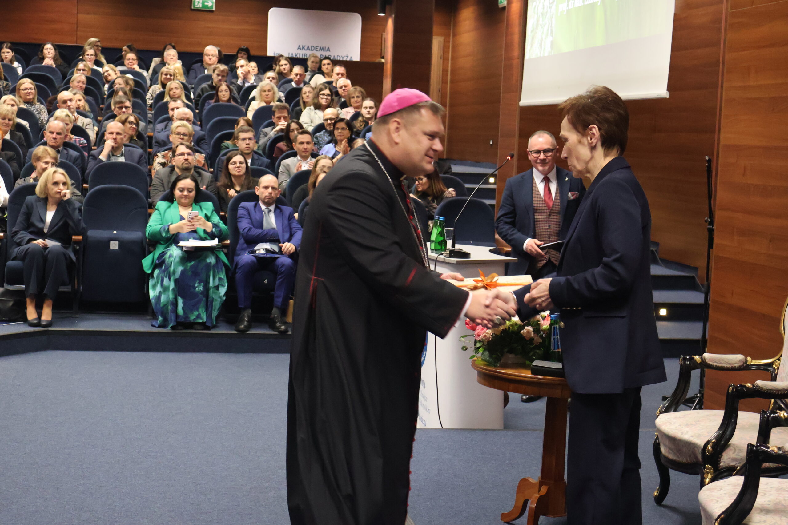 Na zdjęciu JE Biskup pomocniczy ks. dr Adrian Put oraz Rektor prof. dr hab. Elżbieta Skorupska-Raczyńska.