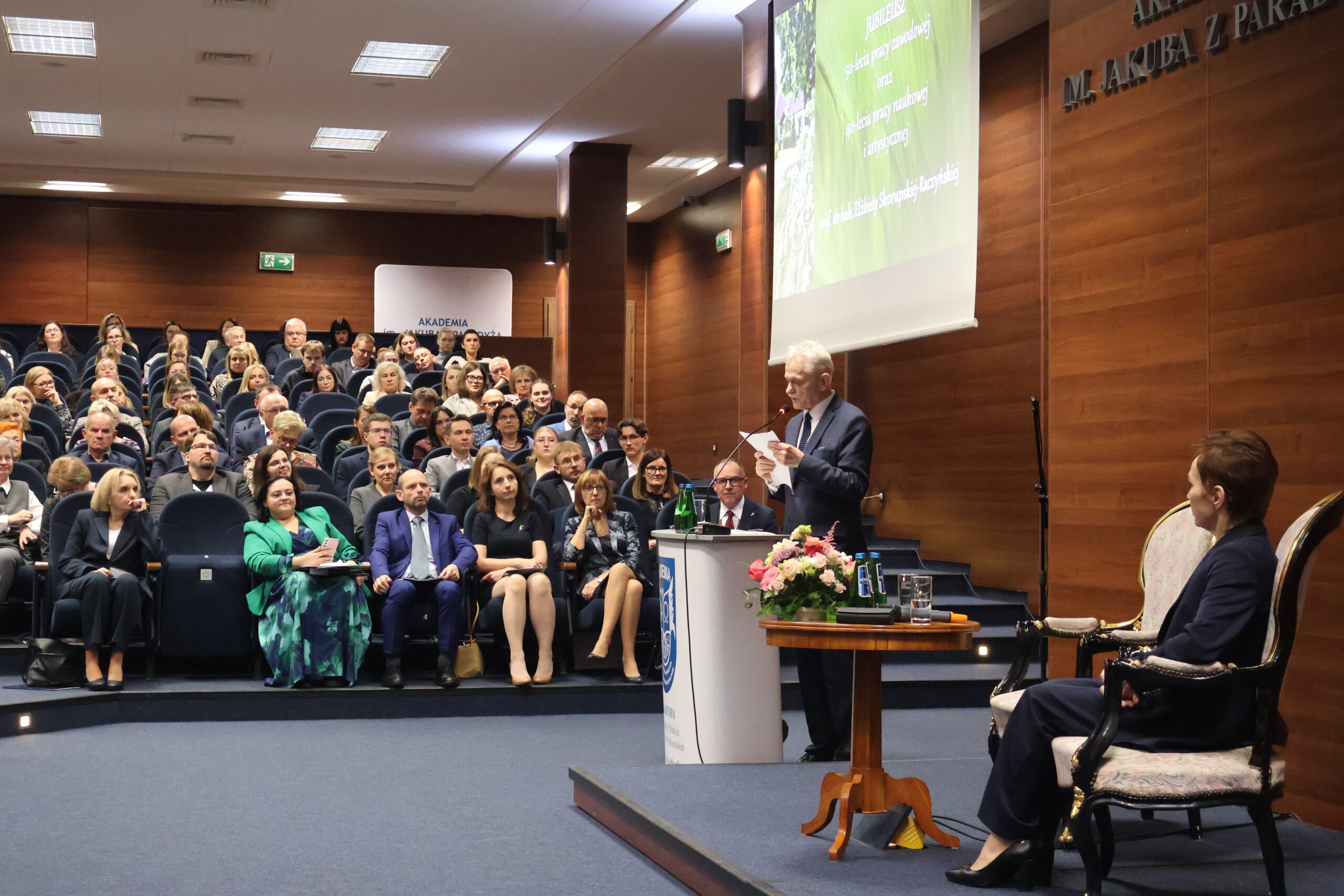 Na zdjęciu prof. dr hab. Tadeusz Lewaszkiewicz wygłaszający dorobek naukowy Pani Rektor.