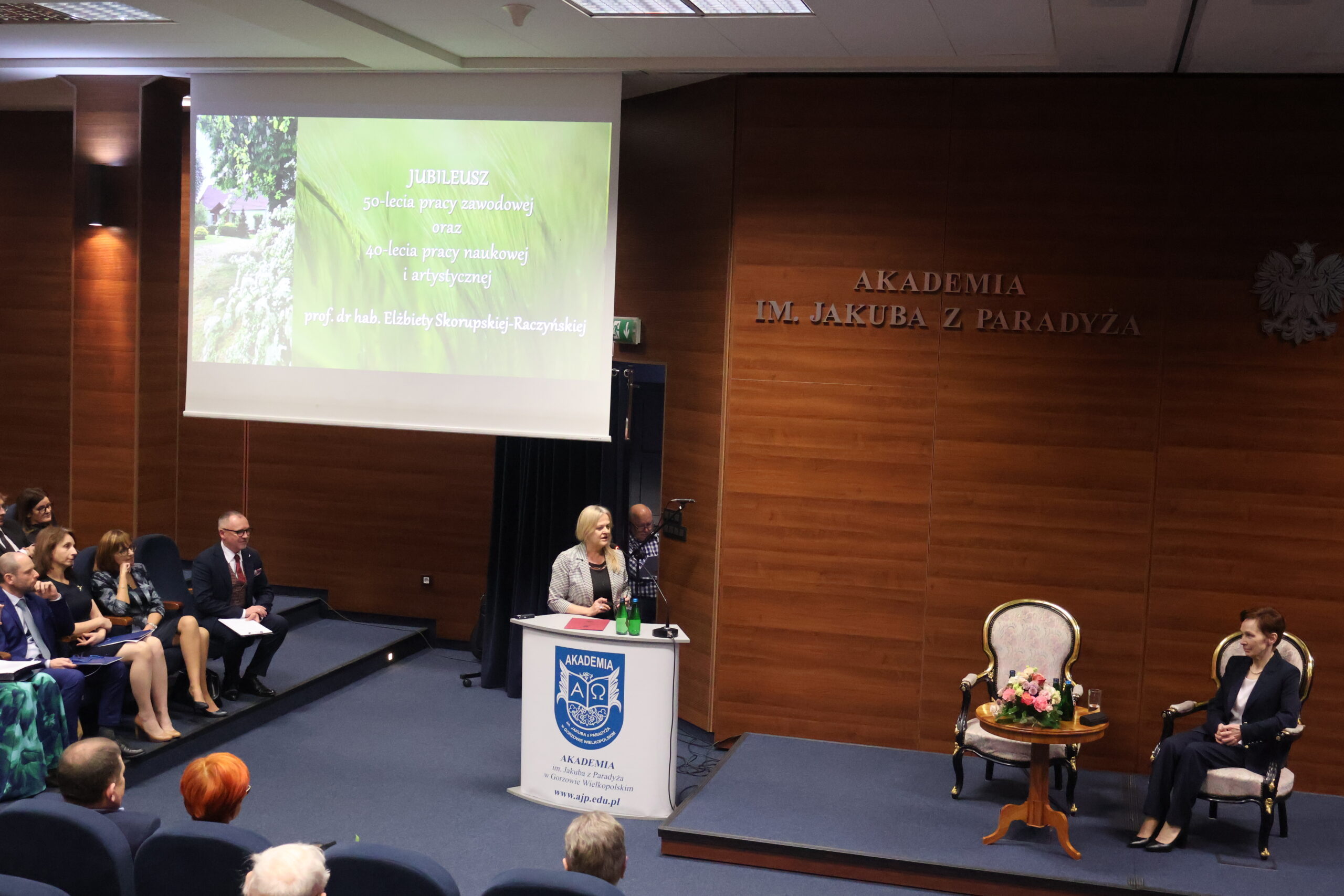 Na zdjęciu przemawia prof. dr hab. Małgorzata Święcicka oraz Rektor prof. dr hab. Elżbieta Skorupska-Raczyńska.