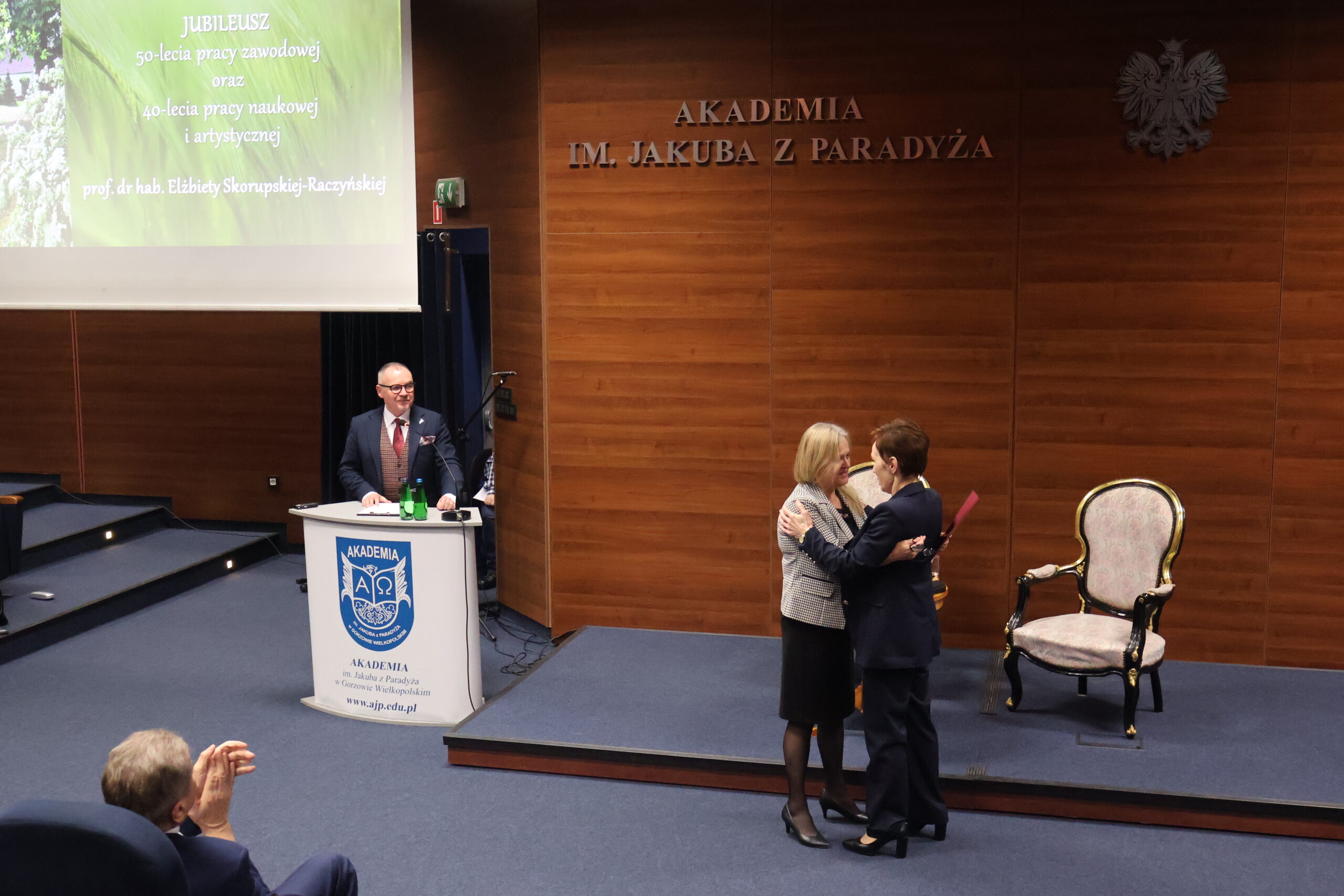 Na zdjęciu prof. dr hab. Małgorzata Święcicka oraz Rektor prof. dr hab. Elżbieta Skorupska-Raczyńska podczas składania życzeń.