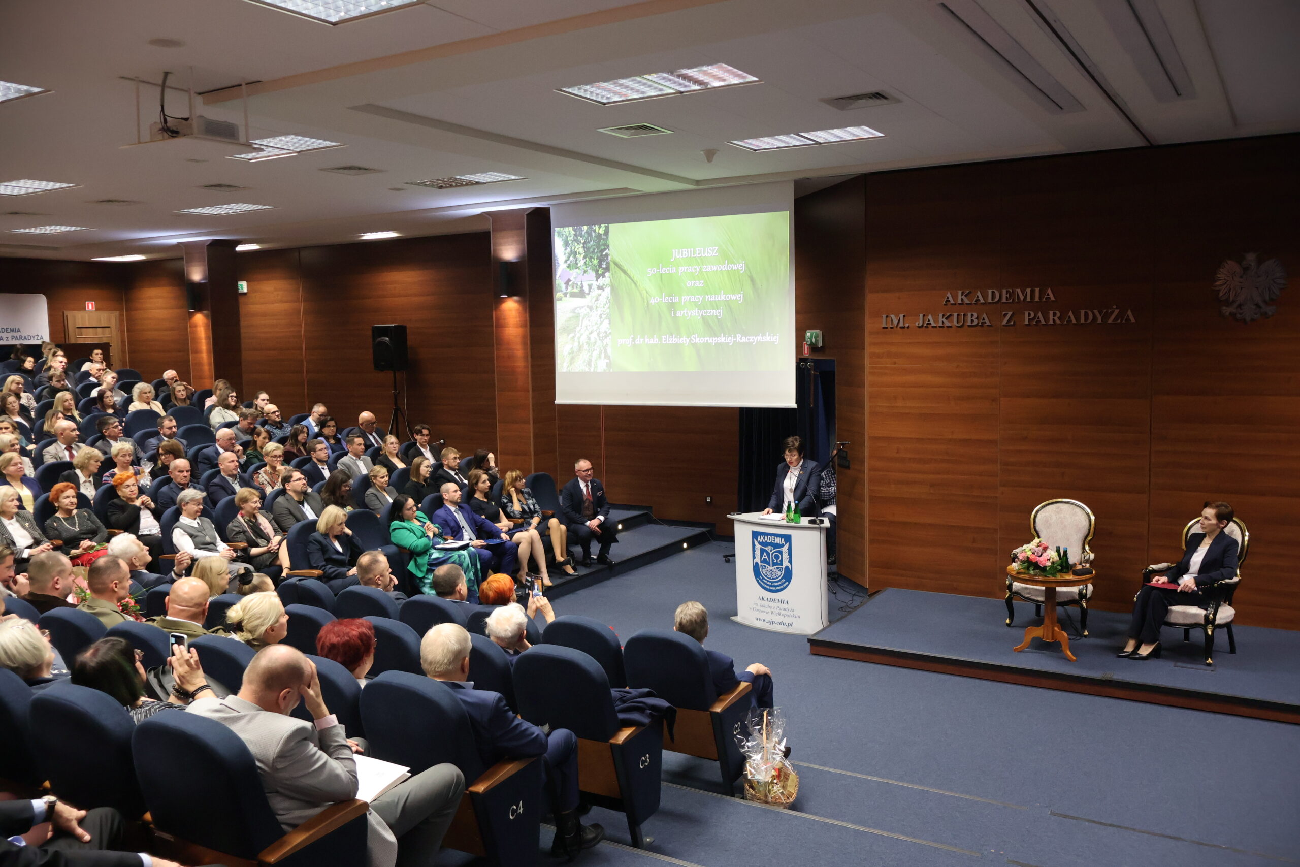 Na zdjęciu prof. AJP dr hab. Beata Orłowska podczas składania życzeń Pani Rektor.