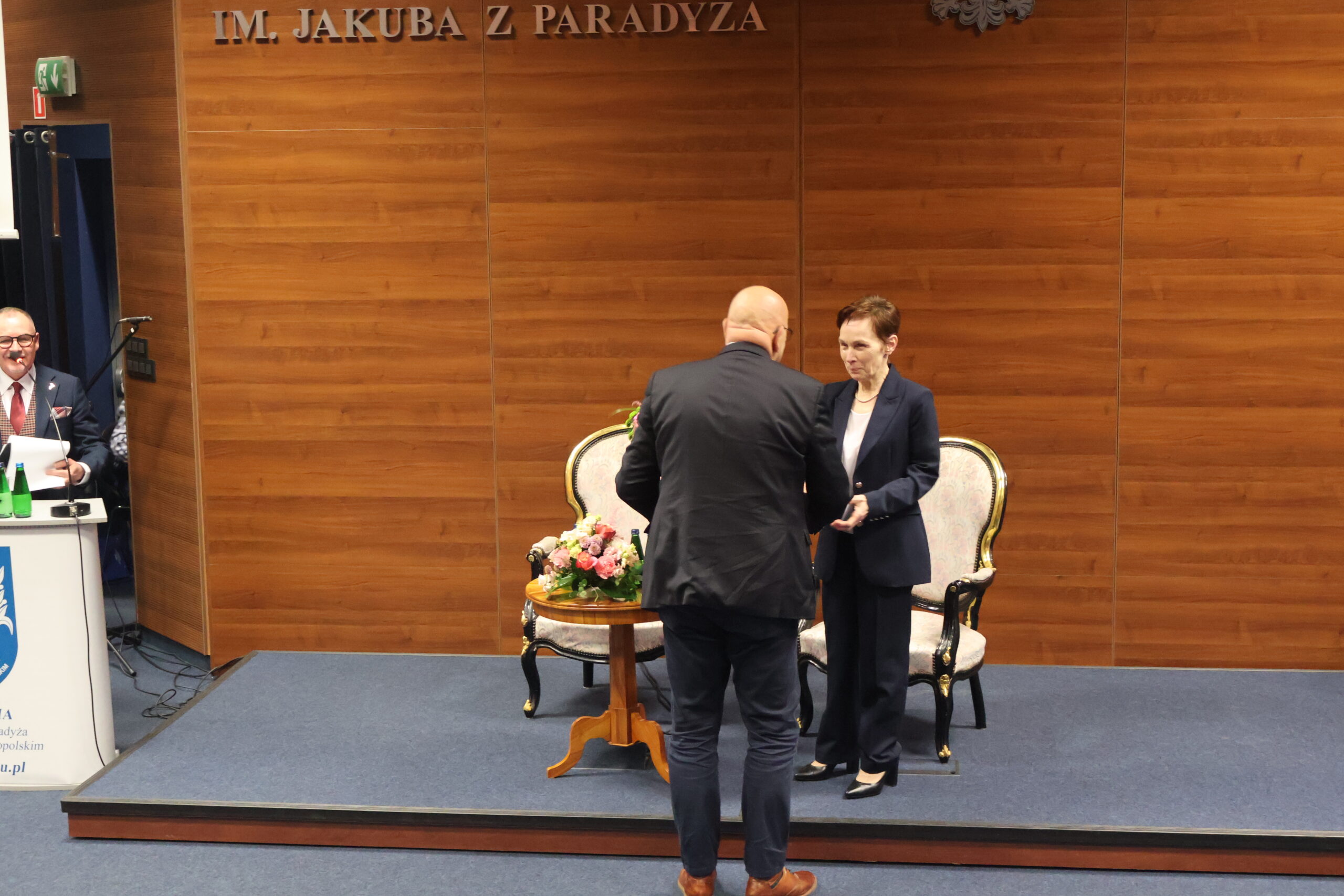 Na zdjęciu Kanclerz Uczelni mgr Roman Gawroniak wręcza kwiaty Rektor Uczelni.