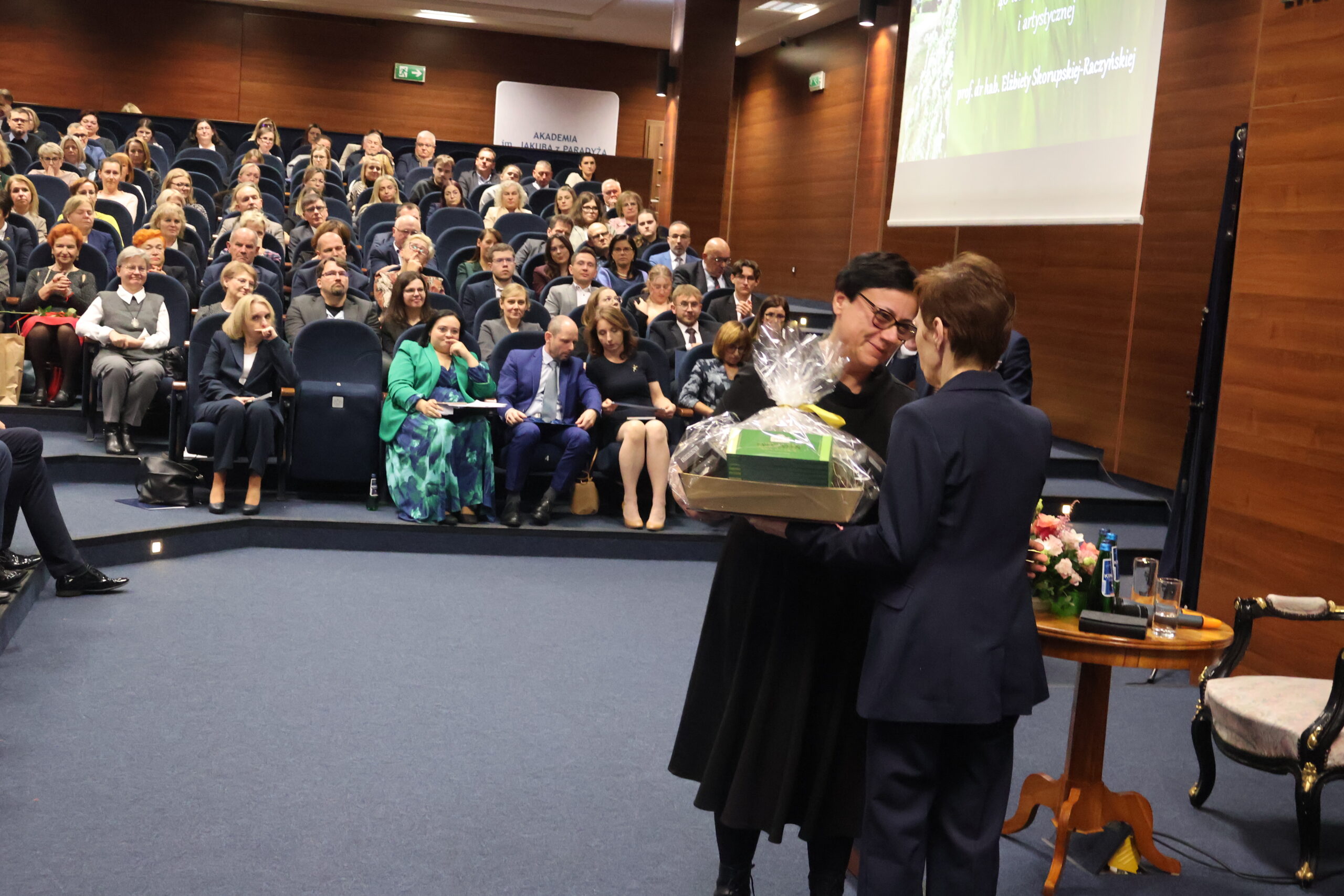 Na zdjęciu Wiceprzewodnicząca Okręgowej Rady Pielęgniarek i Położnych w Gorzowie Wielkopolskim Gabriela Ceranowicz wręcza prezent JM Rektor.