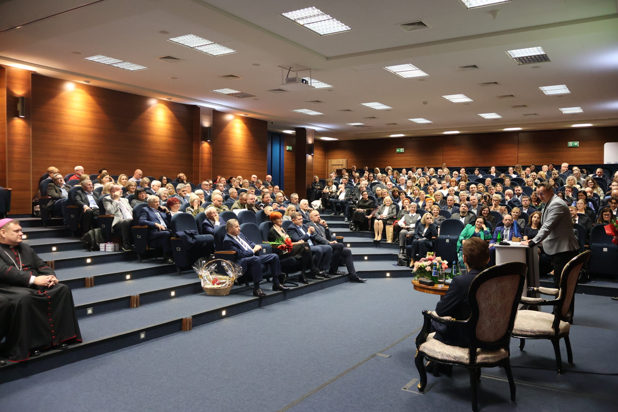 Na zdjęciu przemawia Prezes Akademickiego Lekkoatletycznego Klubu Sportowego AJP Tomasz Saska, JM Rektor oraz zebrani goście.