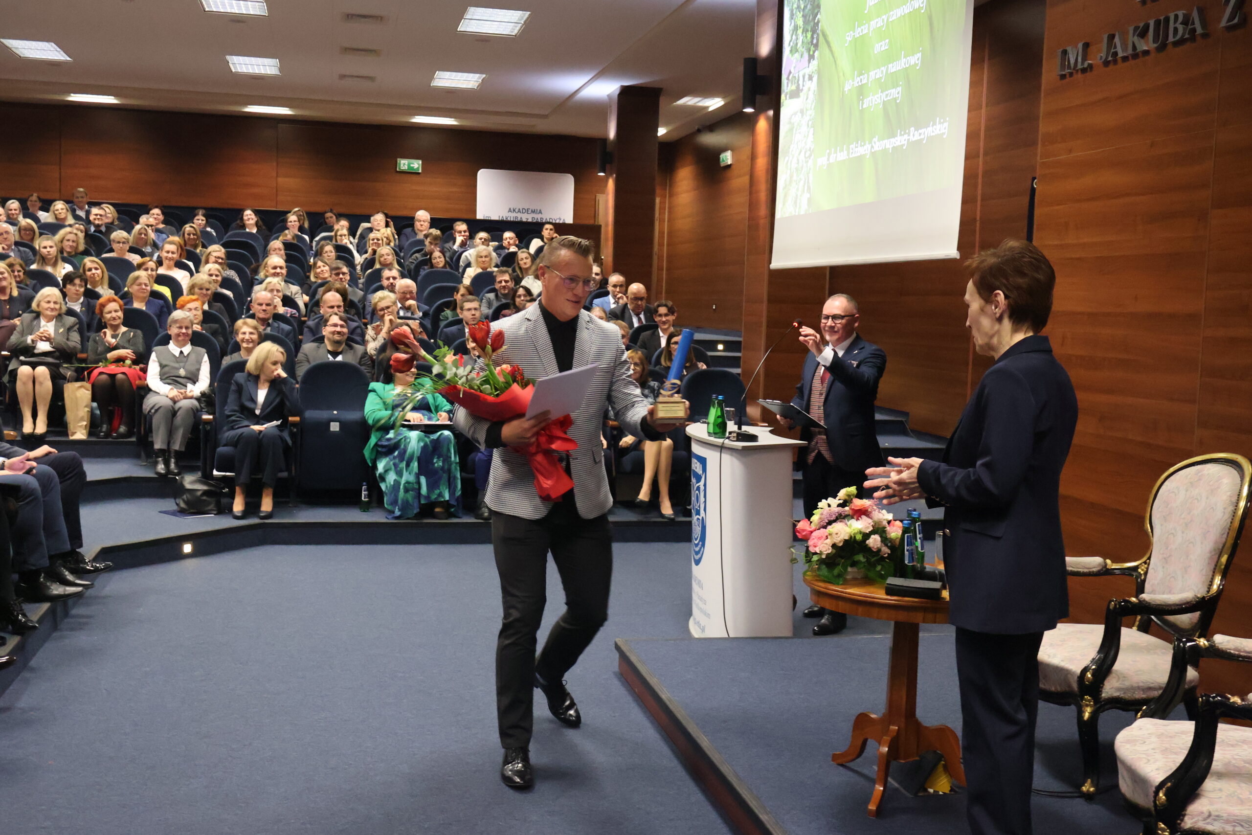 Na zdjęciu Prezes Akademickiego Lekkoatletycznego Klubu Sportowego AJP Tomasz Saska oraz JM Rektor.