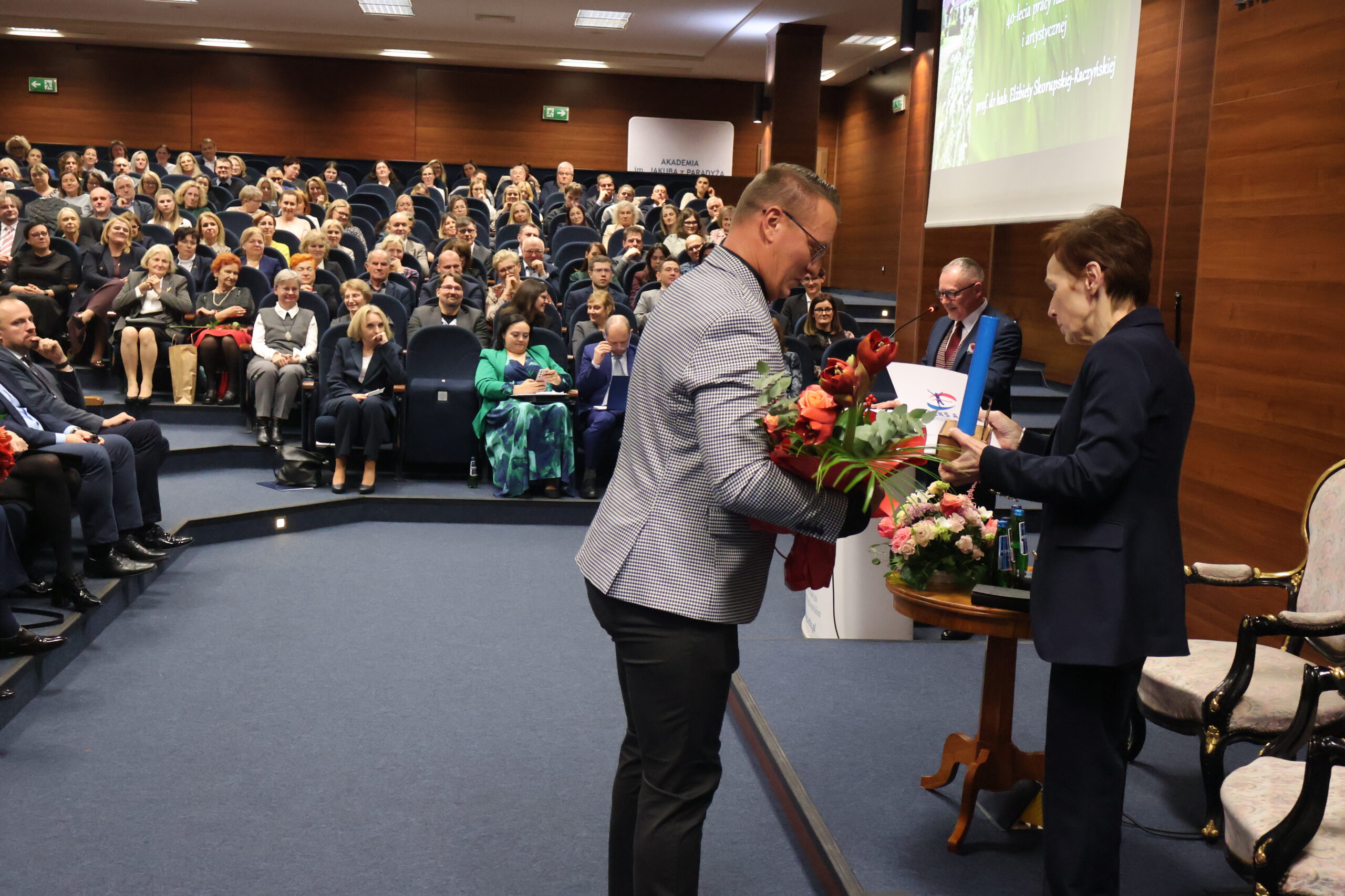 Na zdjęciu Prezes Akademickiego Lekkoatletycznego Klubu Sportowego AJP Tomasz Saska oraz JM Rektor przy wręczaniu prezentu.