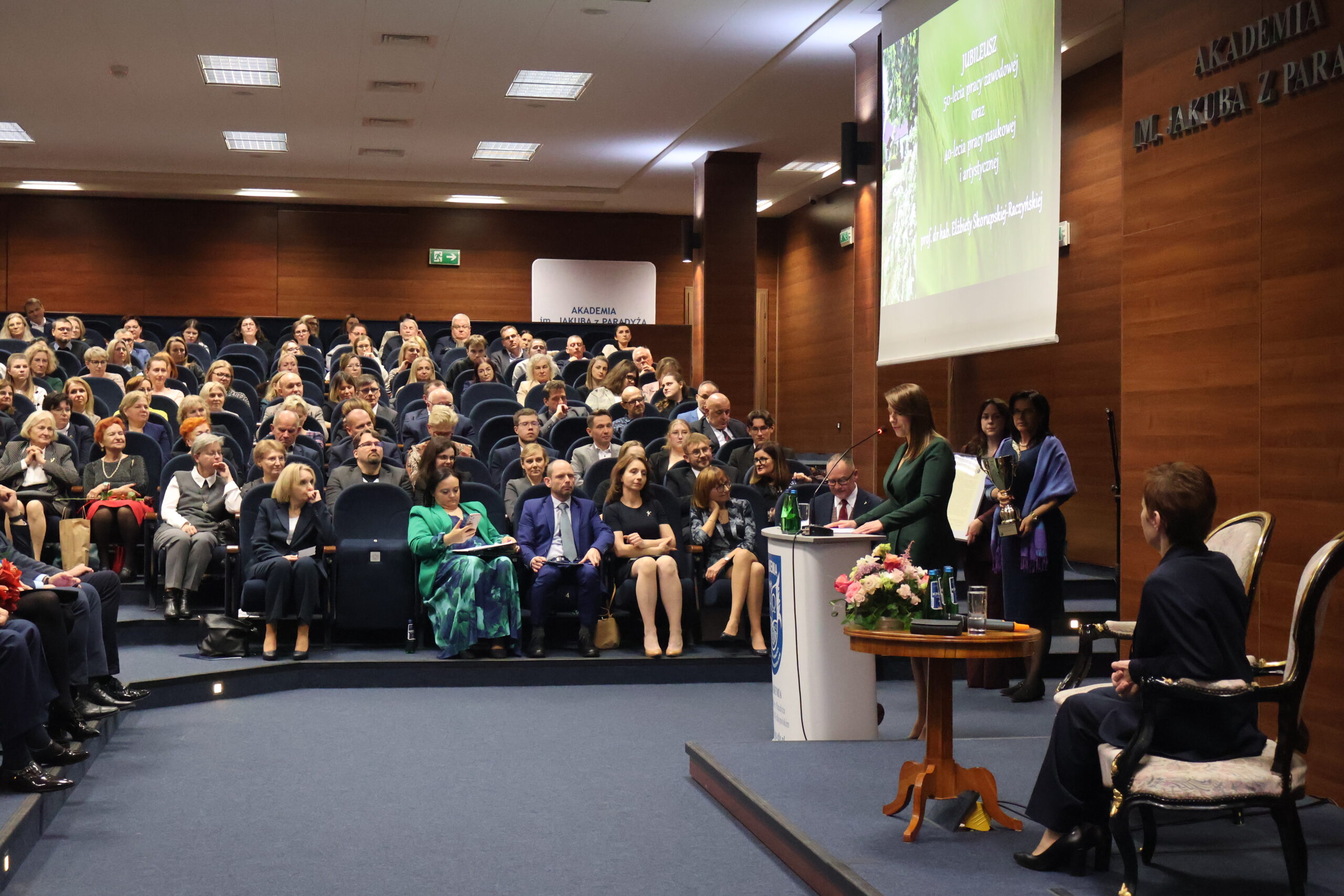 Przy mównicy Dyrektor Akademickiego Liceum Mistrzostwa Sportowego mgr Marta Wawrzyniak,