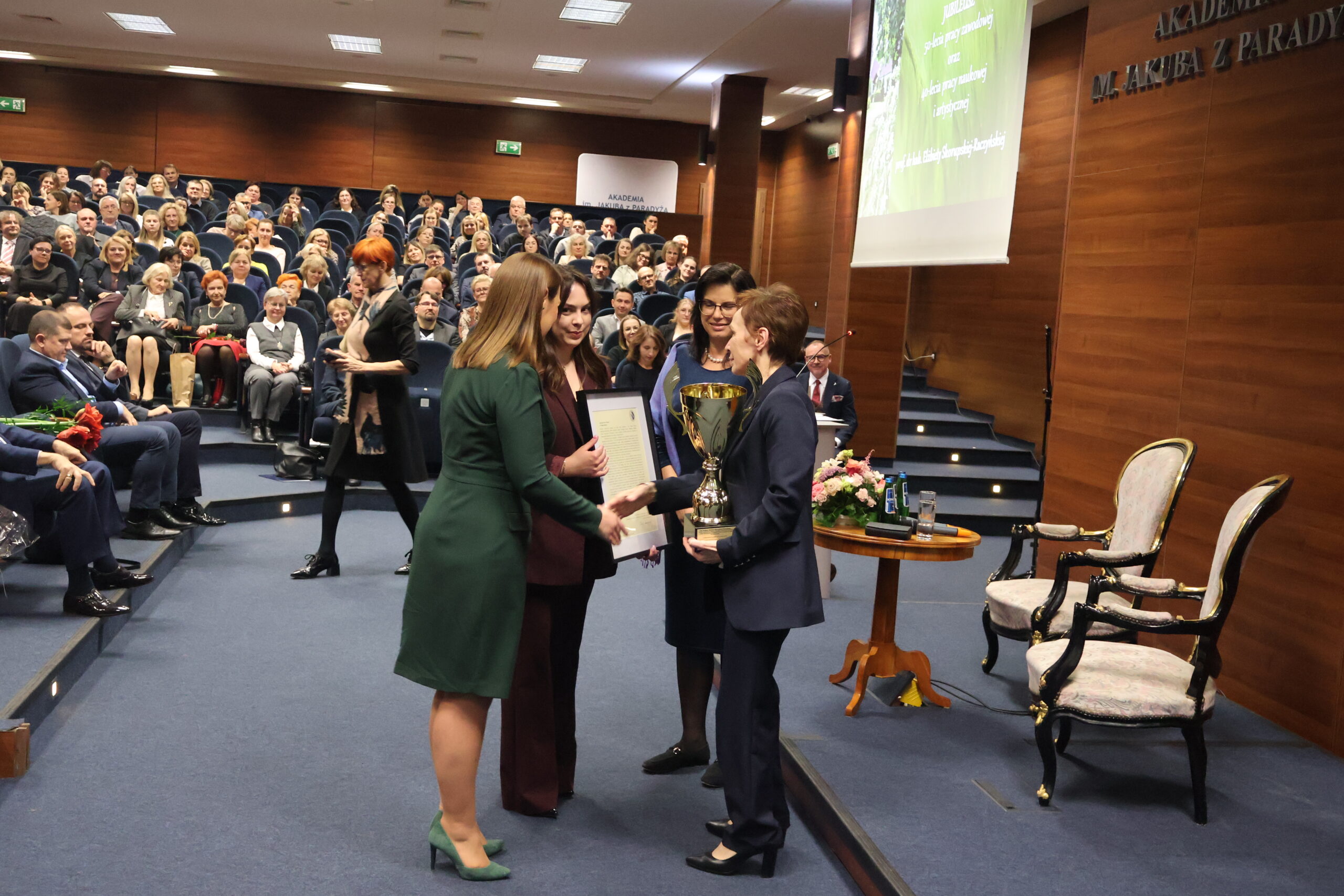 Na zdjęciu Dyrektor ALMS mgr Marta Wawrzyniak z pracownikami wręczają prezent prof. dr hab. Elżbiecie Skorupskiej-Raczyńskiej.