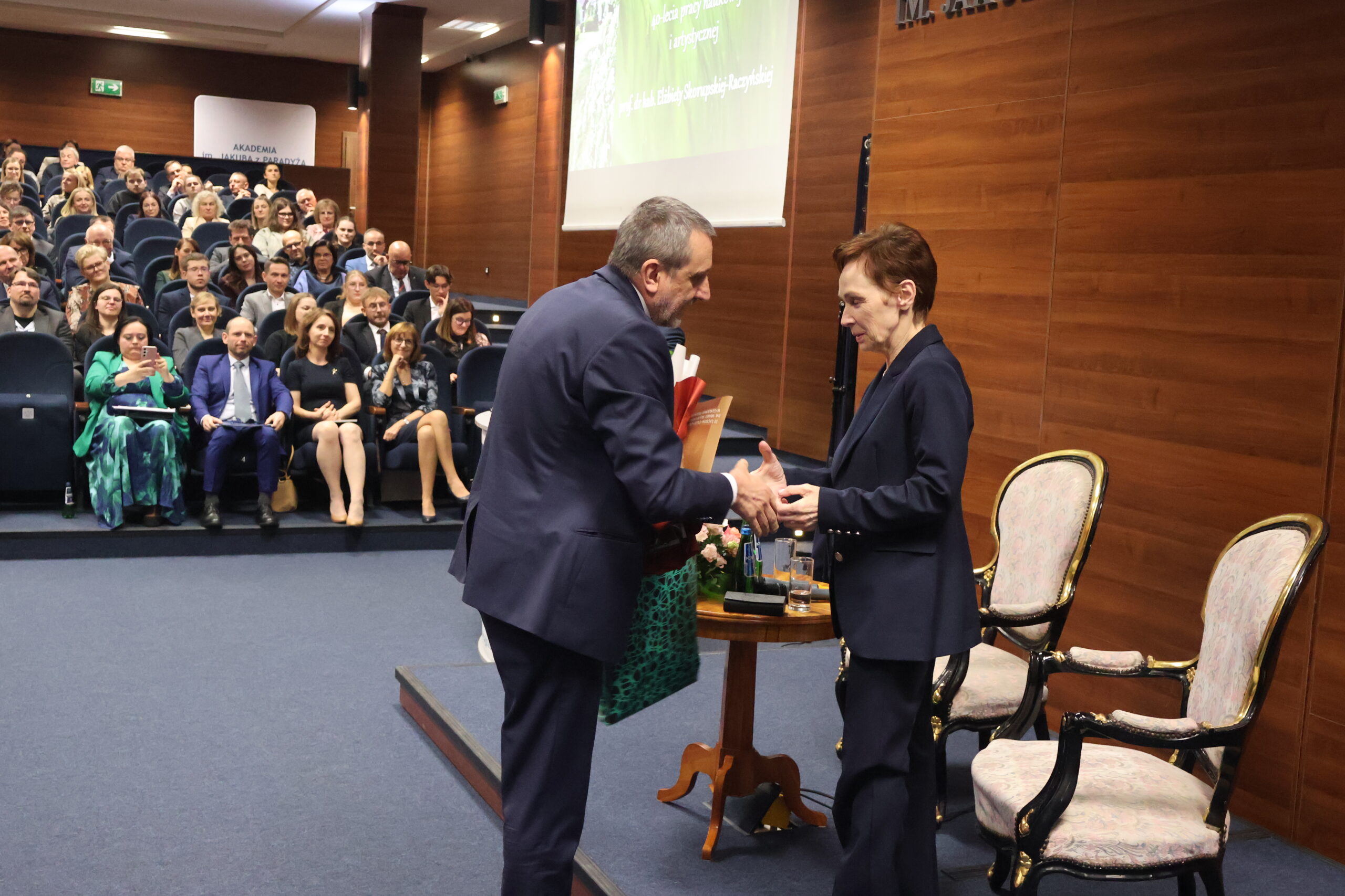 Na zdjęciu Dyrektor II Liceum Ogólnokształcącego w Gorzowie Wielkopolskim mgr Tomasz Pluta przy składaniu życzeń JM Rektor.