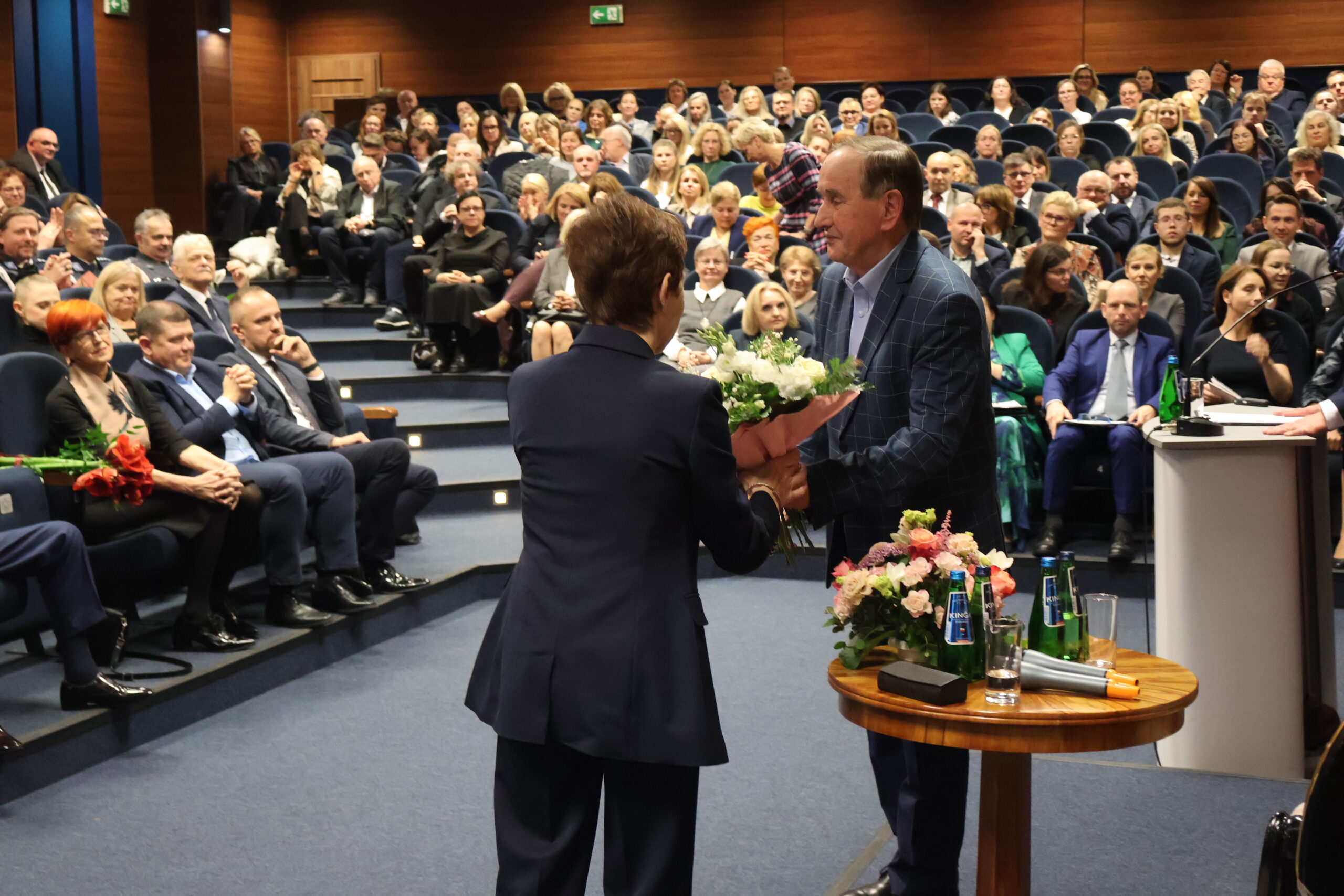 Na zdjęciu Prezes Uniwersytetu Trzeciego Wieku w Myśliborzu Janusz Winiarczyk wręcza kwiaty Rektor Uczelni.