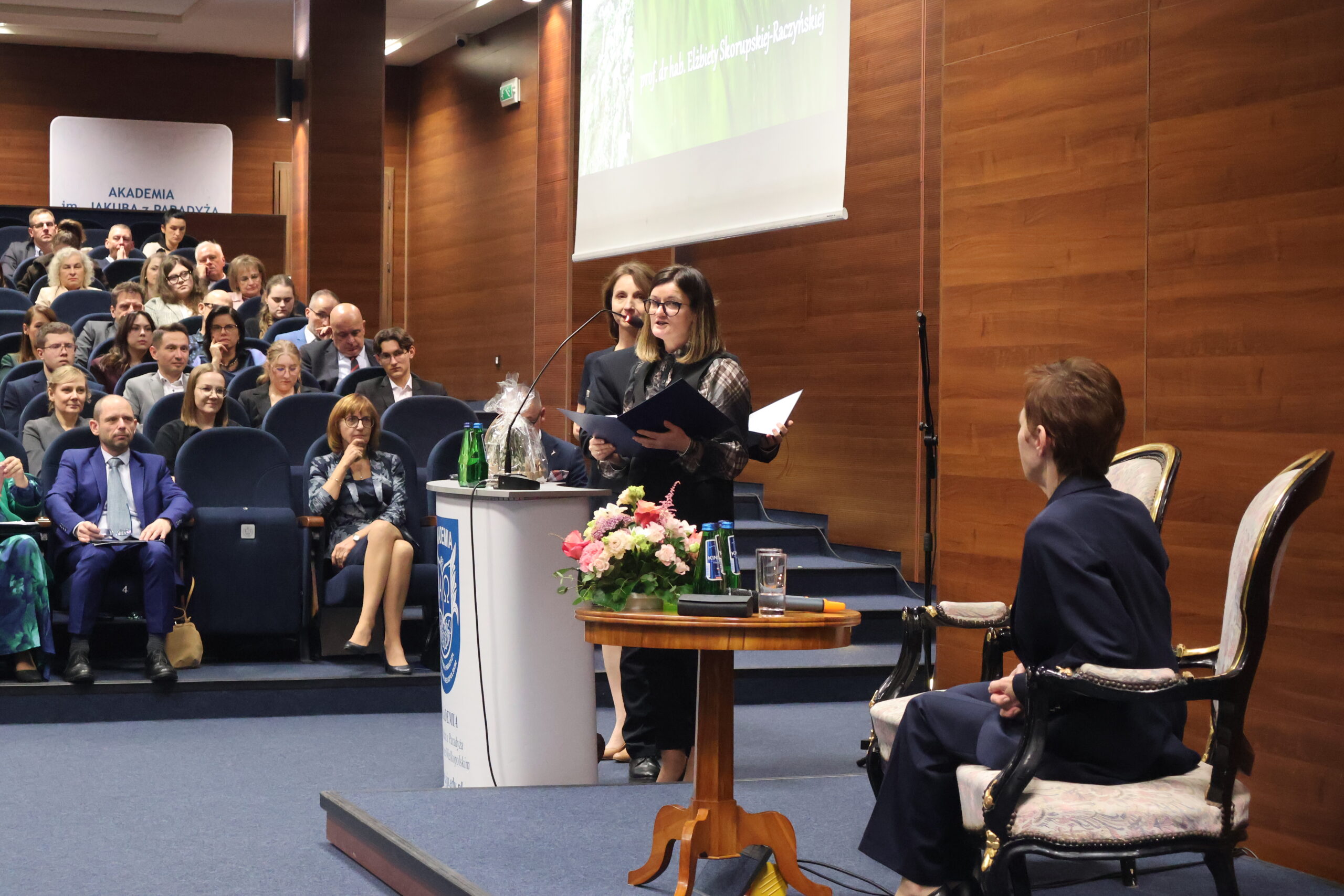 Na zdjęciu podziękowania, słowa uznania i wyrazy szacunku złożyli doktoranci Pani Profesor: mgr Małgorzata Łątkowska, mgr Katarzyna Maciantowicz i mgr Kamil Wrzesiński.