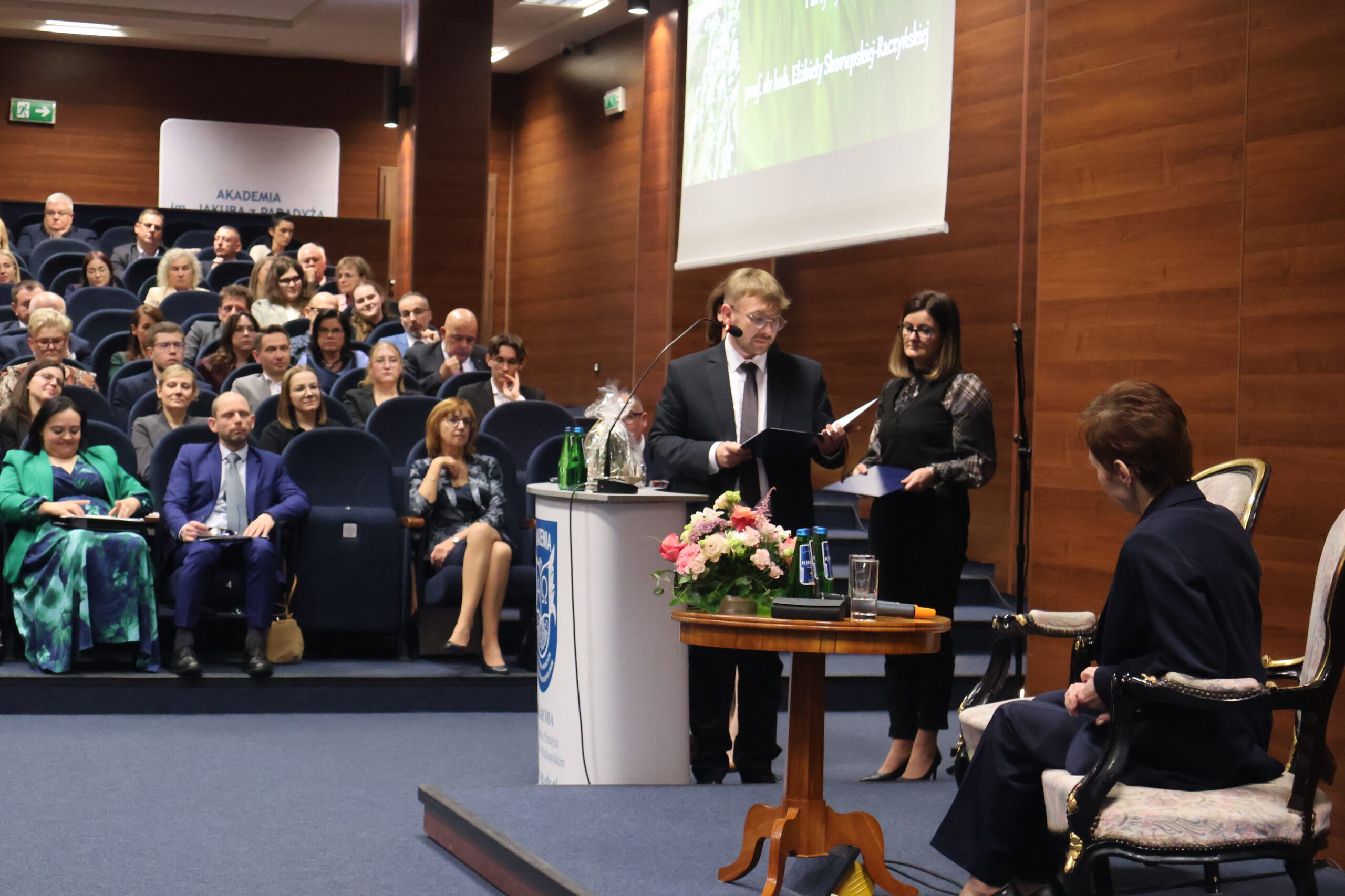 Na zdjęciu podziękowania, słowa uznania i wyrazy szacunku złożyli doktoranci Pani Profesor: mgr Małgorzata Łątkowska, mgr Katarzyna Maciantowicz i mgr Kamil Wrzesiński.