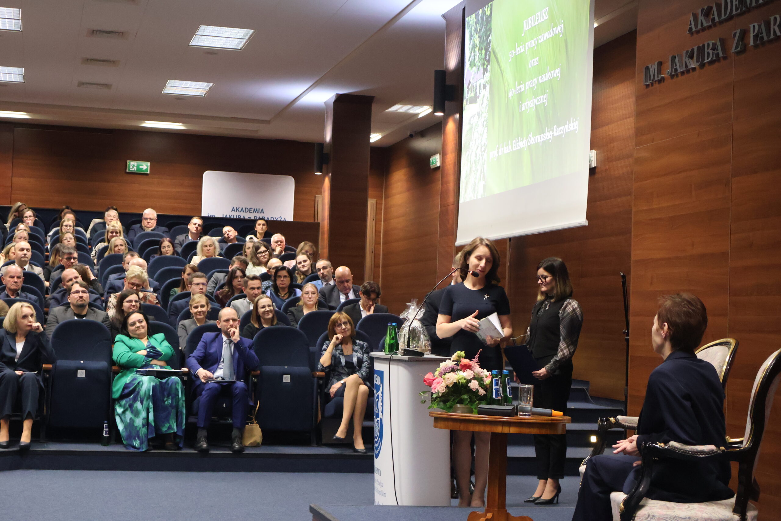Na zdjęciu podziękowania, słowa uznania i wyrazy szacunku złożyli doktoranci Pani Profesor: mgr Małgorzata Łątkowska, mgr Katarzyna Maciantowicz i mgr Kamil Wrzesiński.