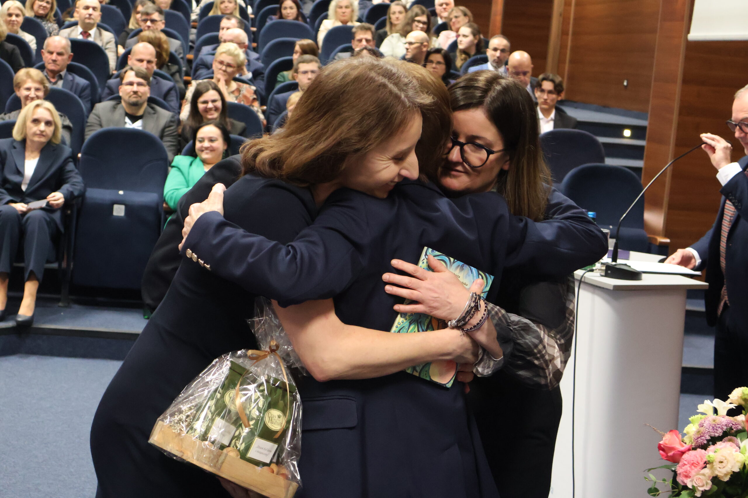 Na zdjęciu mgr Małgorzata Łątkowska, mgr Katarzyna Maciantowicz i JM Rektor przy składaniu życzeń.
