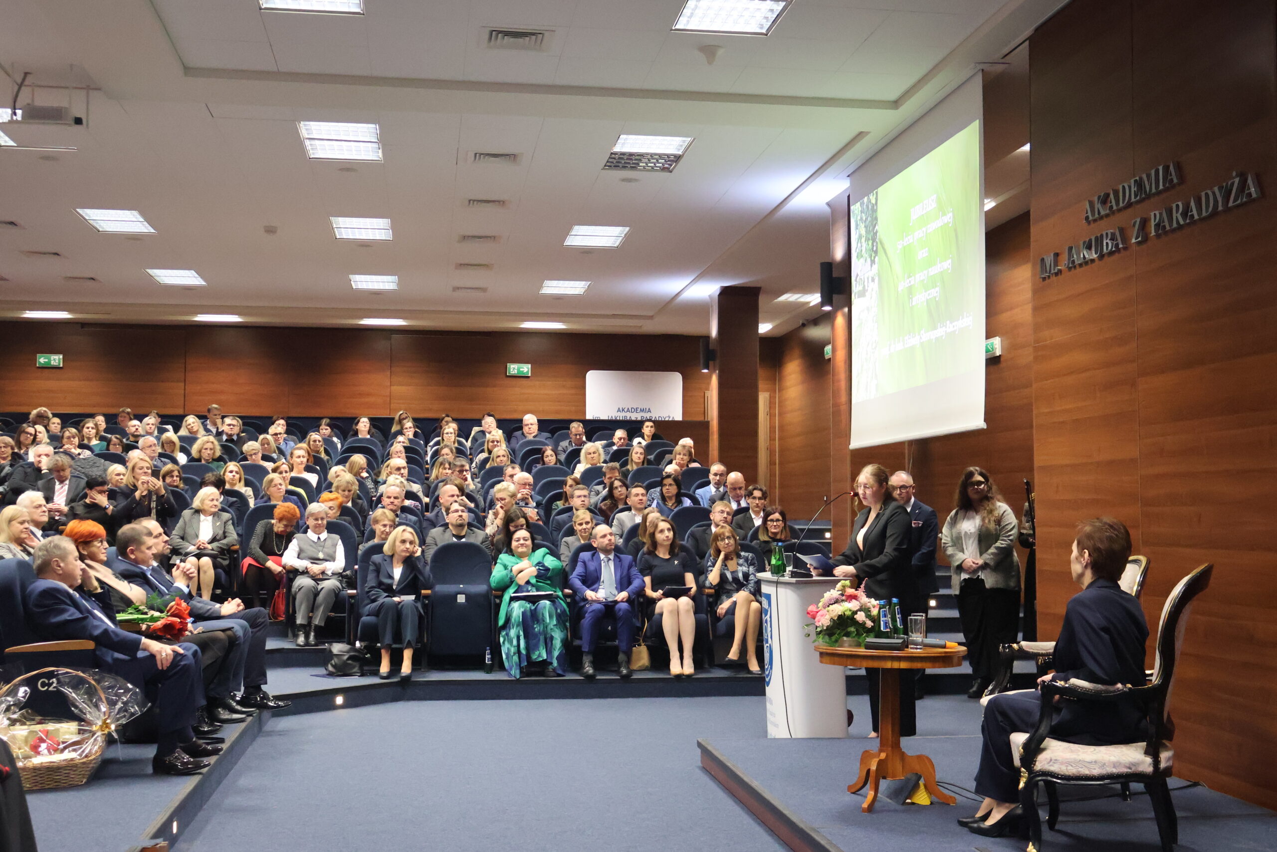 Na zdjęciu w imieniu studentów gratulacje i życzenia złożyła Ewa Obiegło z Samorządu Studenckiego AJP.