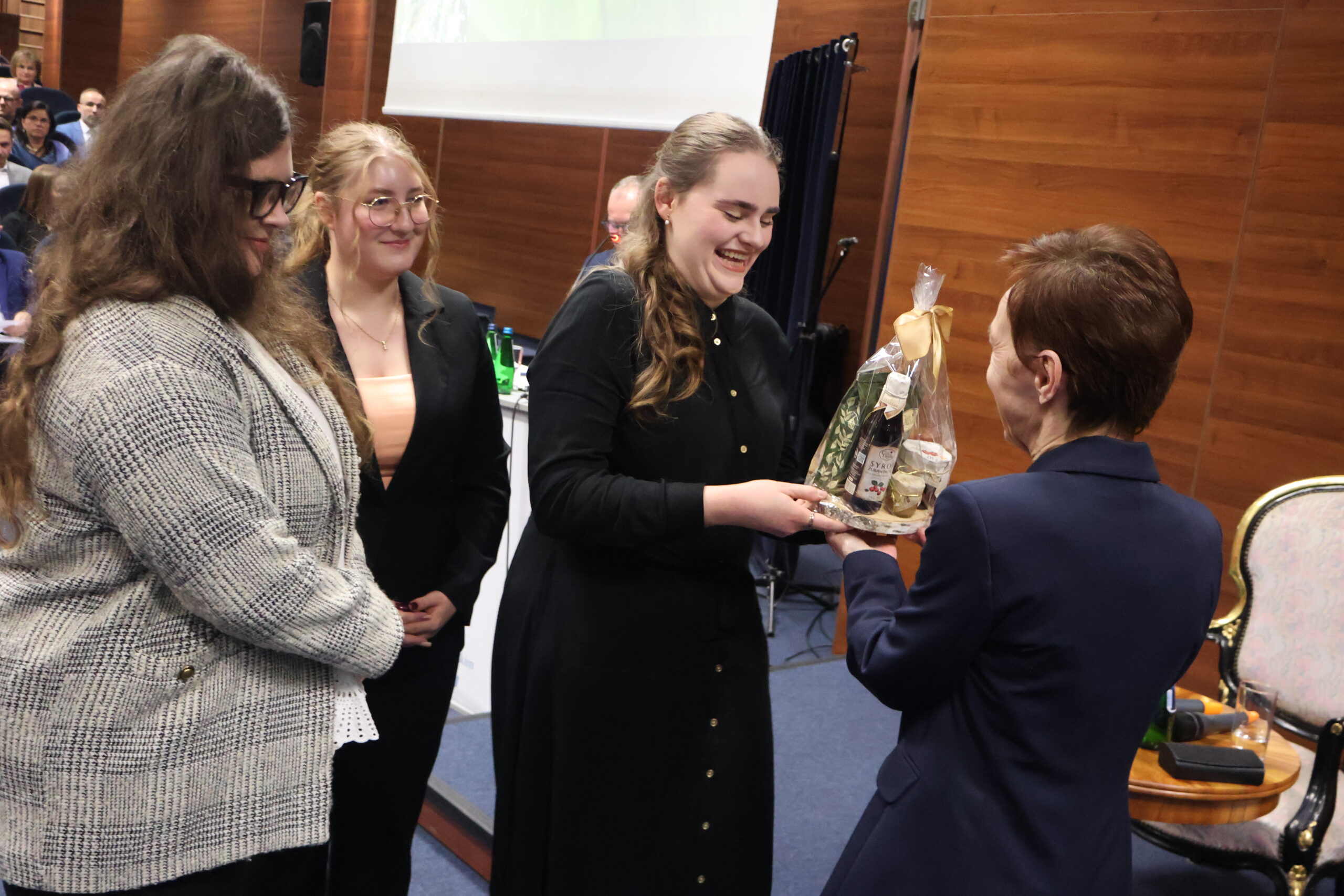 Na zdjęciu w imieniu studentów gratulacje i życzenia złożyła Ewa Obiegło z Samorządu Studenckiego AJP.