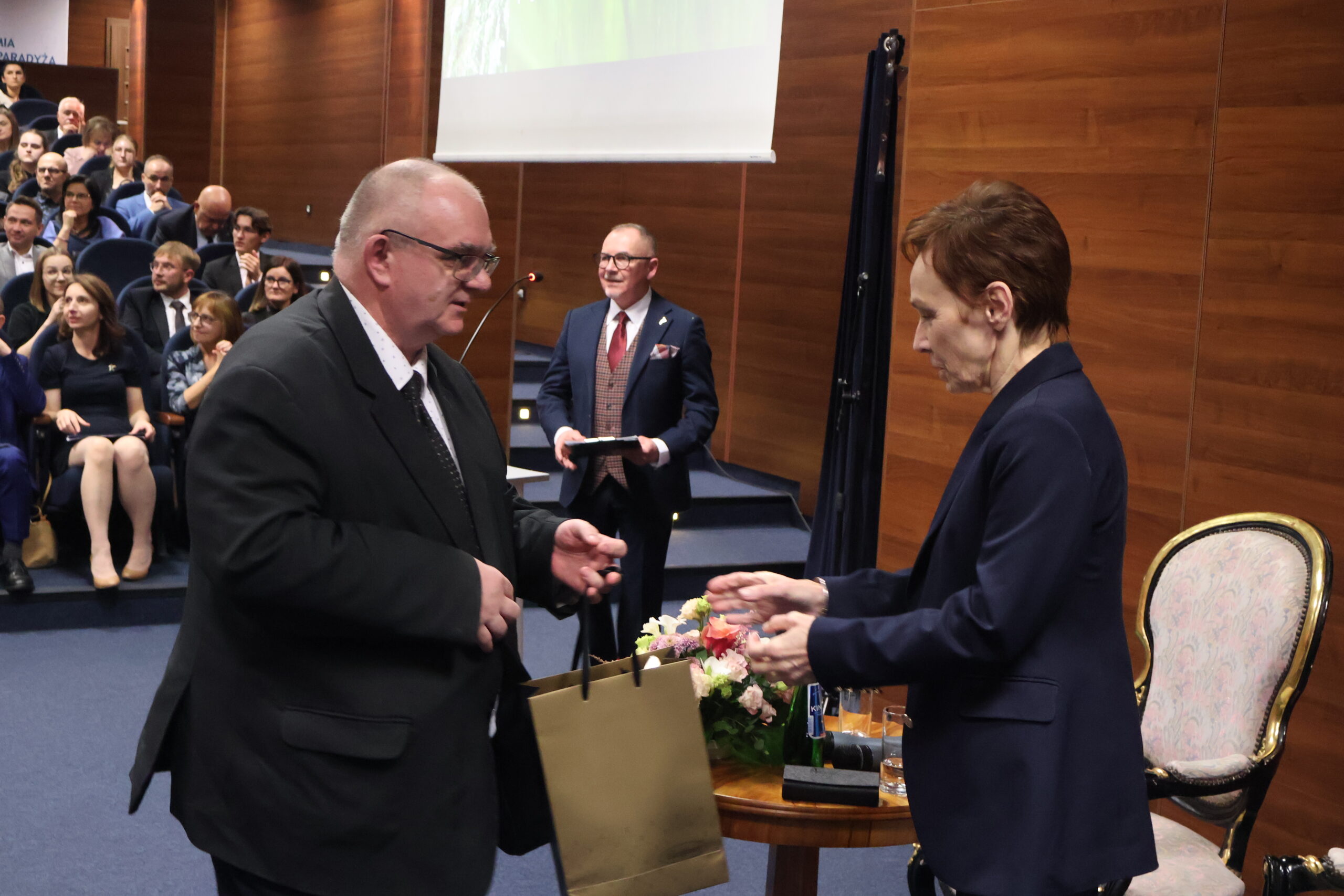 Przedstawiciel Izby Rzemieślniczej wręcza prezent JM Rektor.