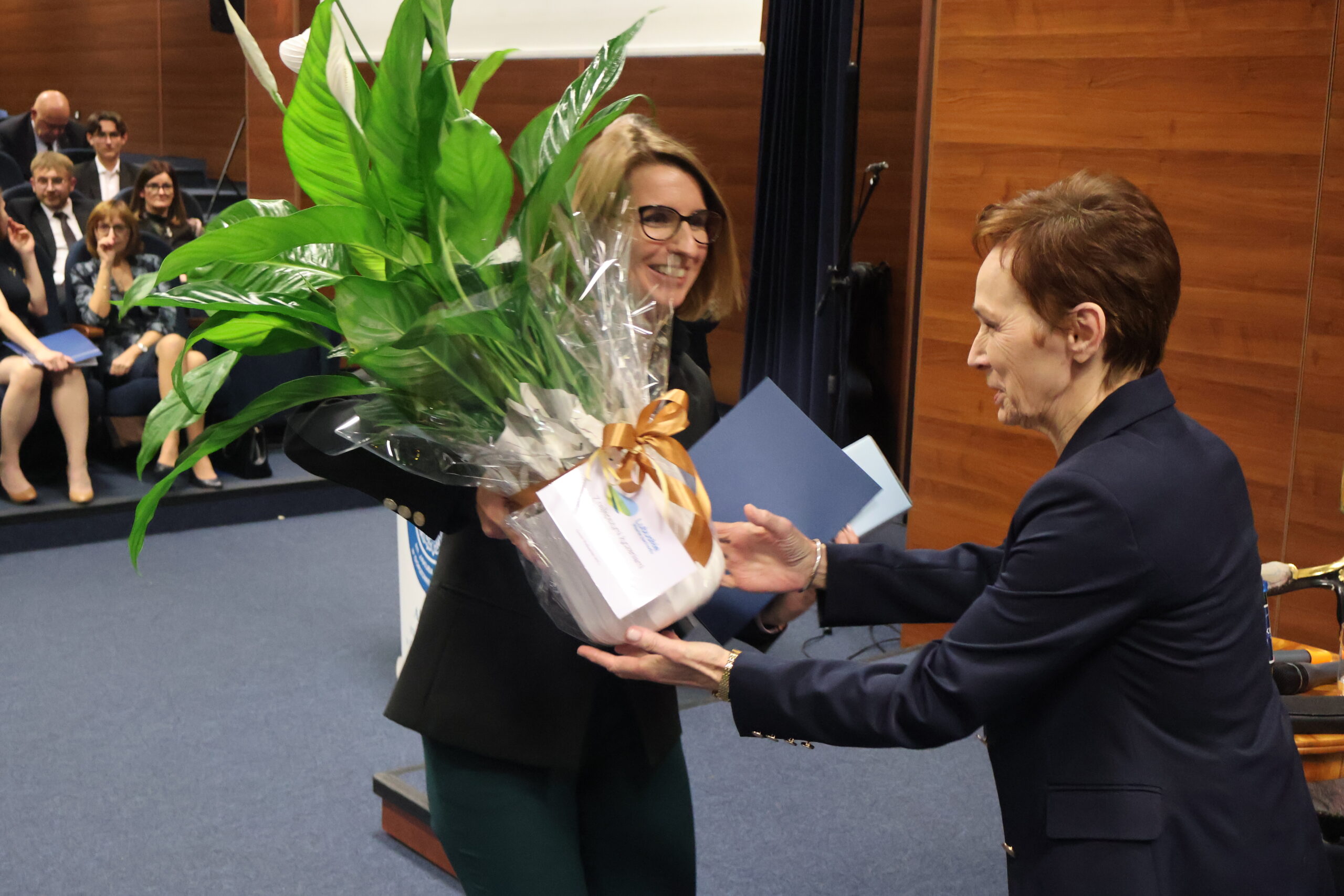 Na zdjęciu Dyrektor Biura Zamiejscowego Urzędu Marszałkowskiego w Gorzowie Wielkopolskim Natalia Burdz wręcza prezent Rektor Uczelni.