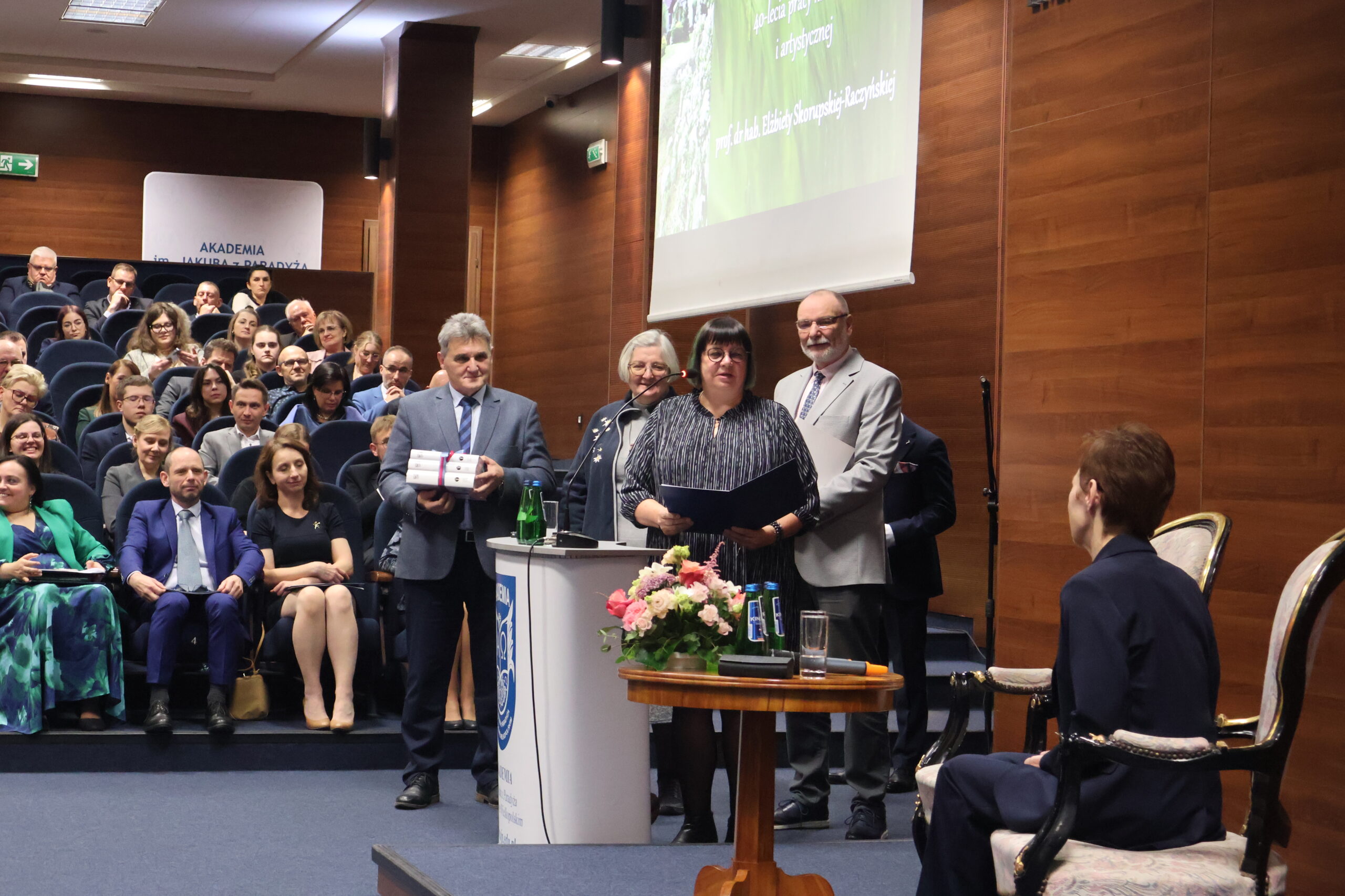 Na zdjęciu przedstawiciele Uniwersytetu im. Adama Mickiewicza w Poznaniu: prof. dr hab. Jolanta Migdał, prof. dr hab. Katarzyna Czarnecka, prof. dr hab. Andrzej Sierdzaki i prof. dr hab. Tomasz Lisowski.