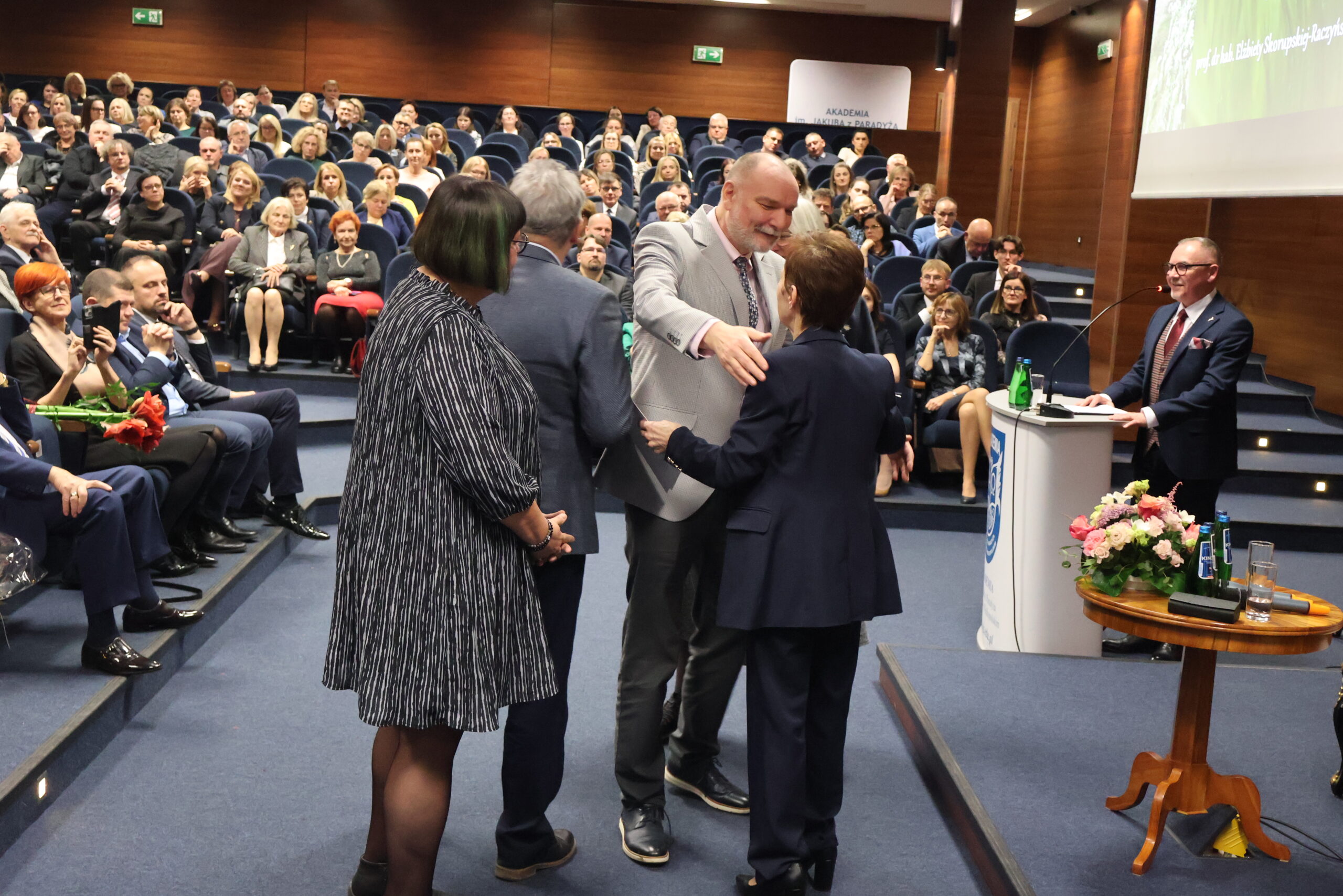 Na zdjęciu przedstawiciele Uniwersytetu im. Adama Mickiewicza w Poznaniu: prof. dr hab. Jolanta Migdał, prof. dr hab. Katarzyna Czarnecka, prof. dr hab. Andrzej Sierdzaki i prof. dr hab. Tomasz Lisowski przy składaniu życzeń Pani Rektor.