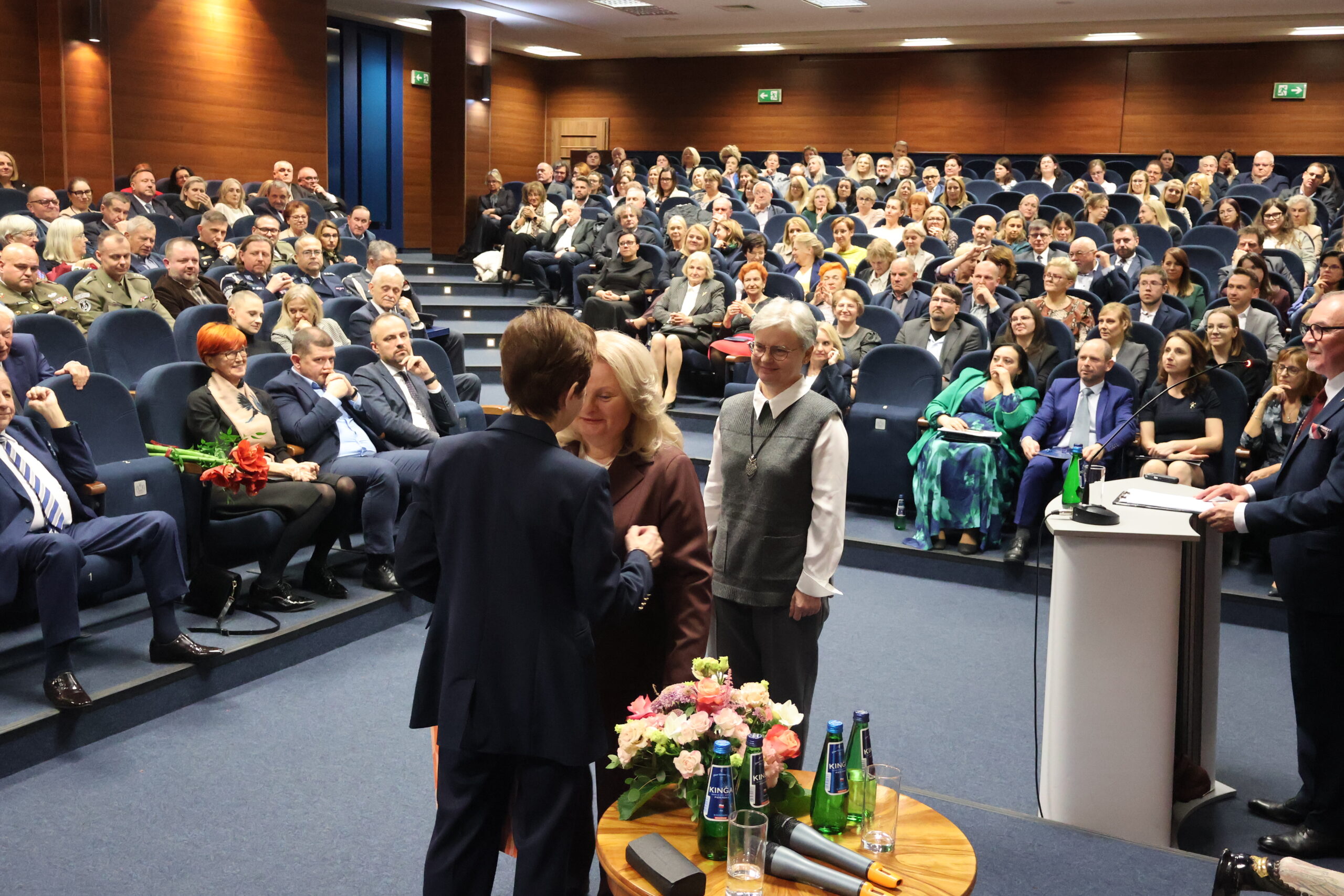 Na zdjęciu przedstawiciele Uniwersytetu Szczecińskiego: dr hab. Agnieszka Szczaus i dr hab. Leonarda Maruiak oraz JM Rektor.