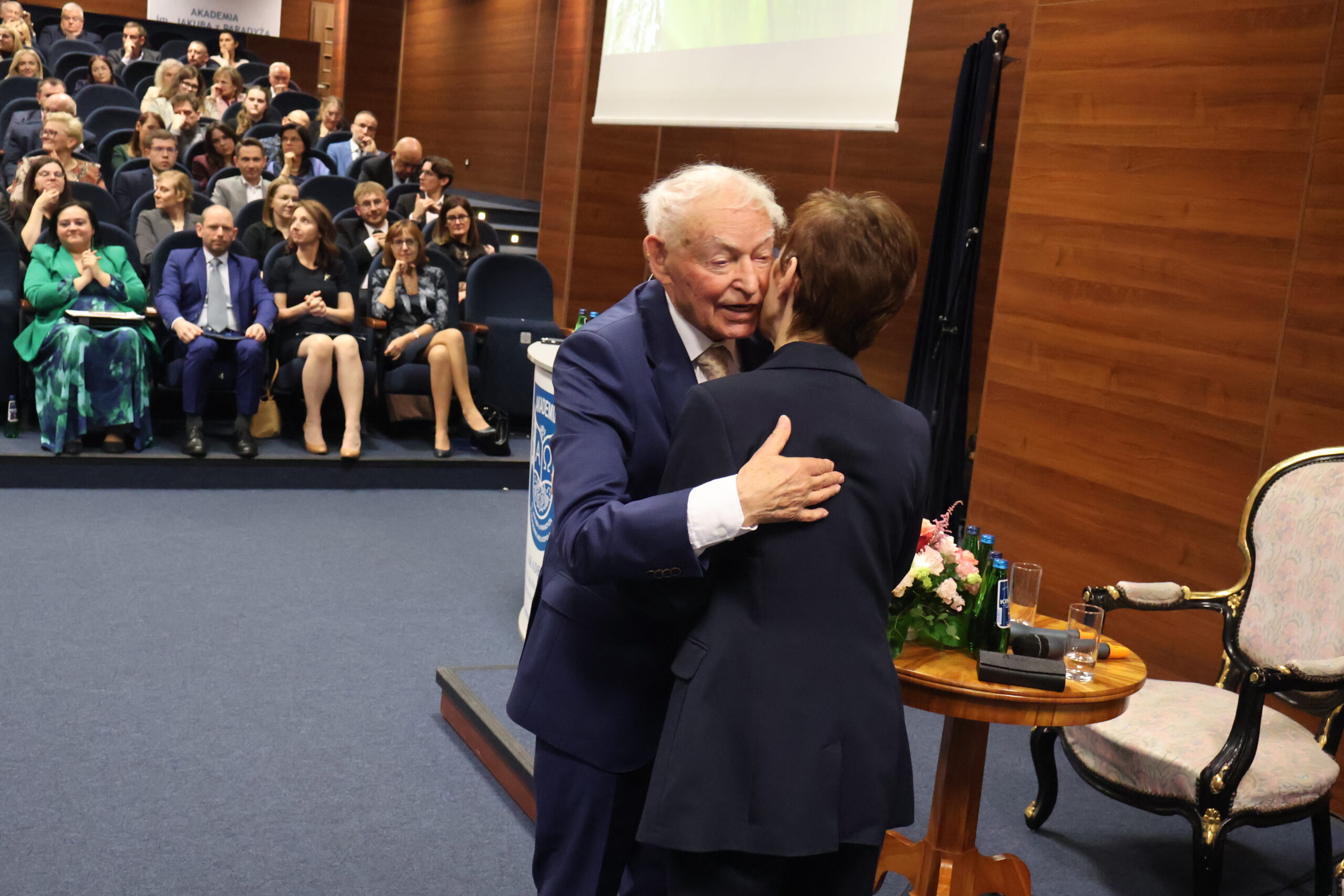 Na zdjęciu prof. dr hab. Janusz Faryś przy składaniu życzeń Pani Rektor.
