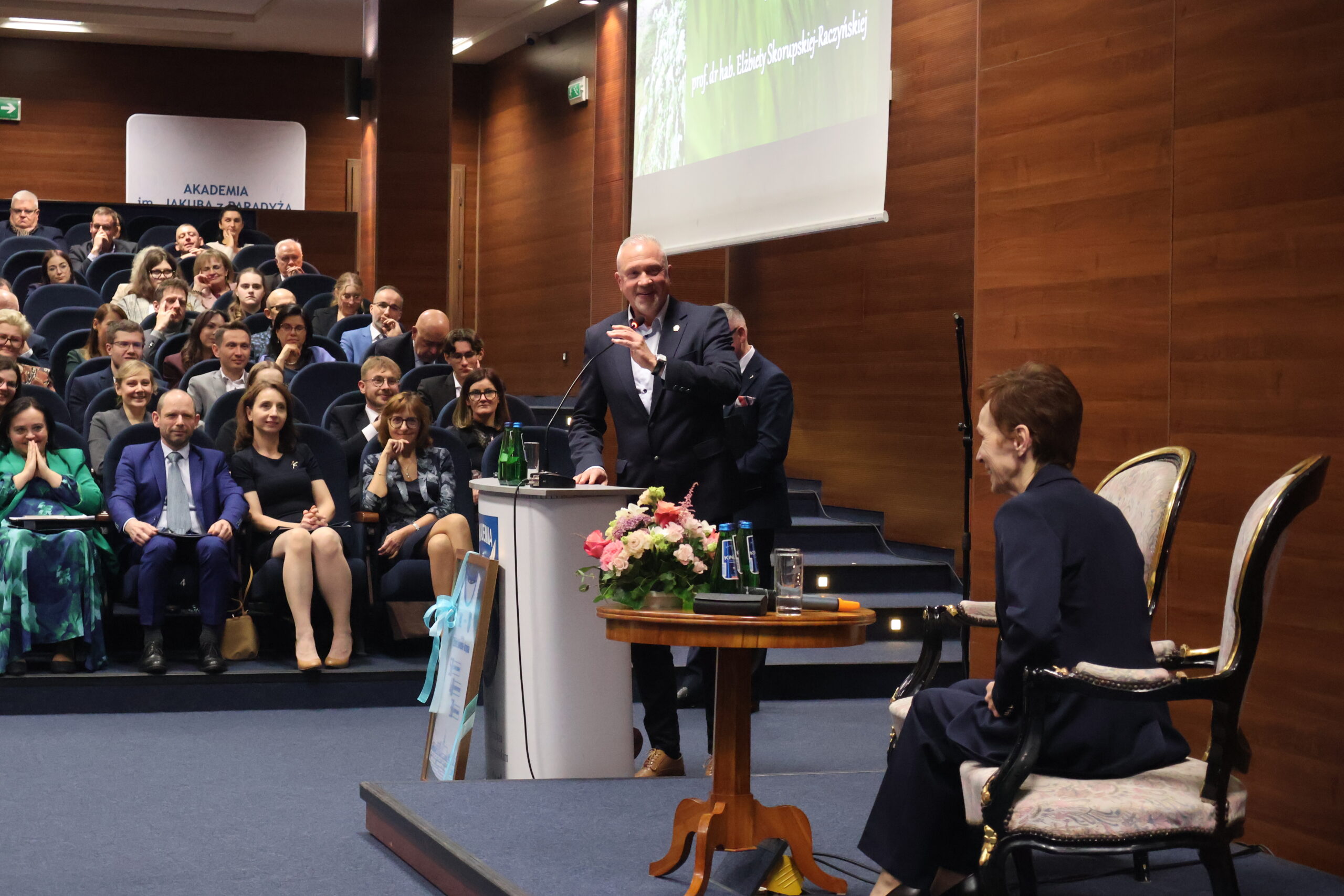 Na zdjęciu trener AZS AJP Dariusz Maciejewski.