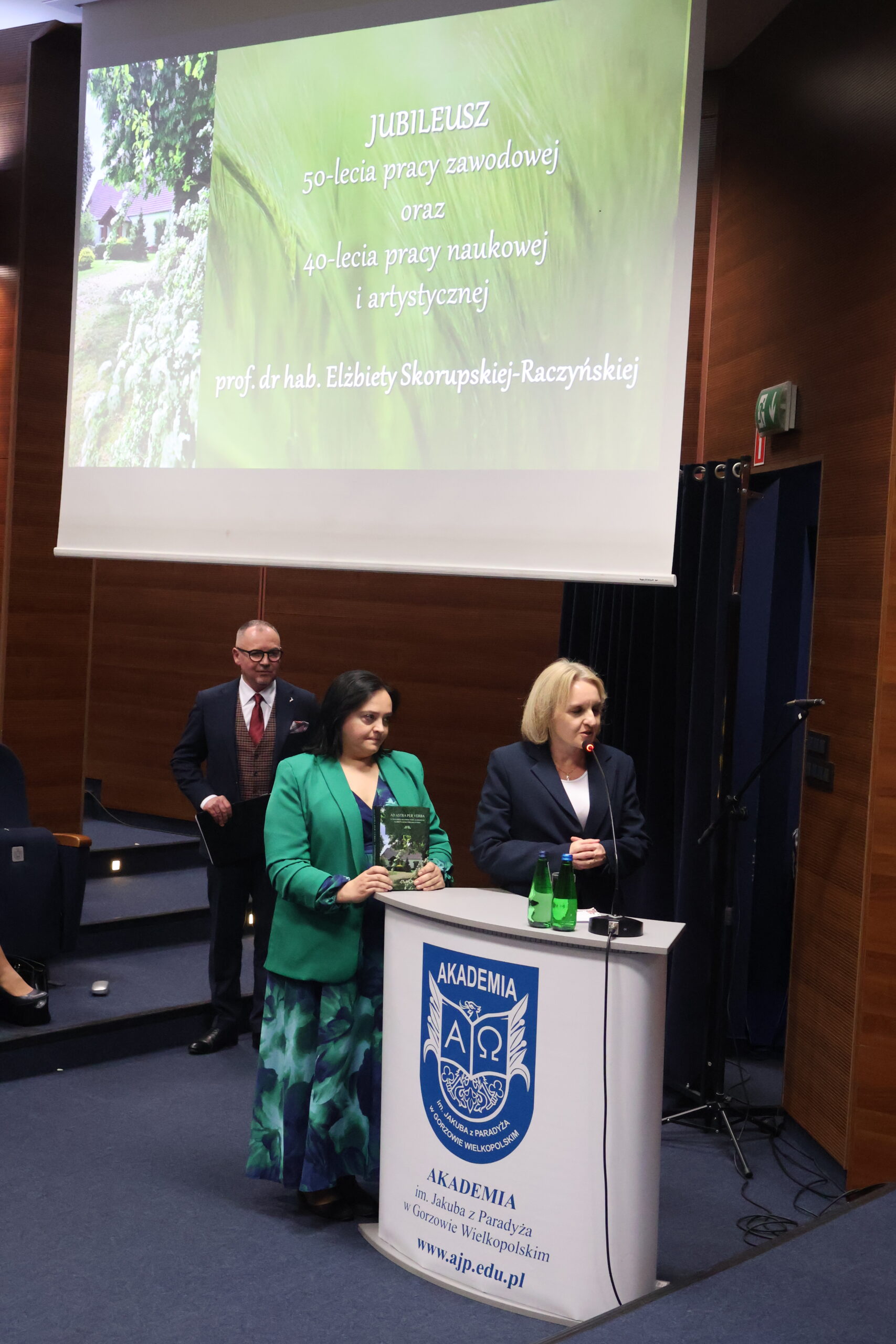 Na zdjęciu dr Joanna Rutkowska i prof. AJP dr hab. Agnieszka Niekrewicz podczas wręczania księgi pamiątkowej.