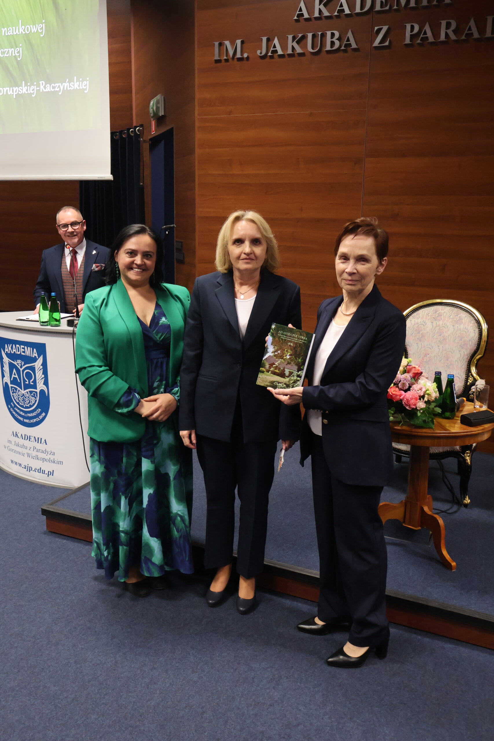 Na zdjęciu dr Joanna Rutkowska, prof. AJP dr hab. Agnieszka Niekrewicz oraz Rektor Uczelni prof. dr hab. Elżbieta Skorupska-Raczyńska z księgą pamiątkową.