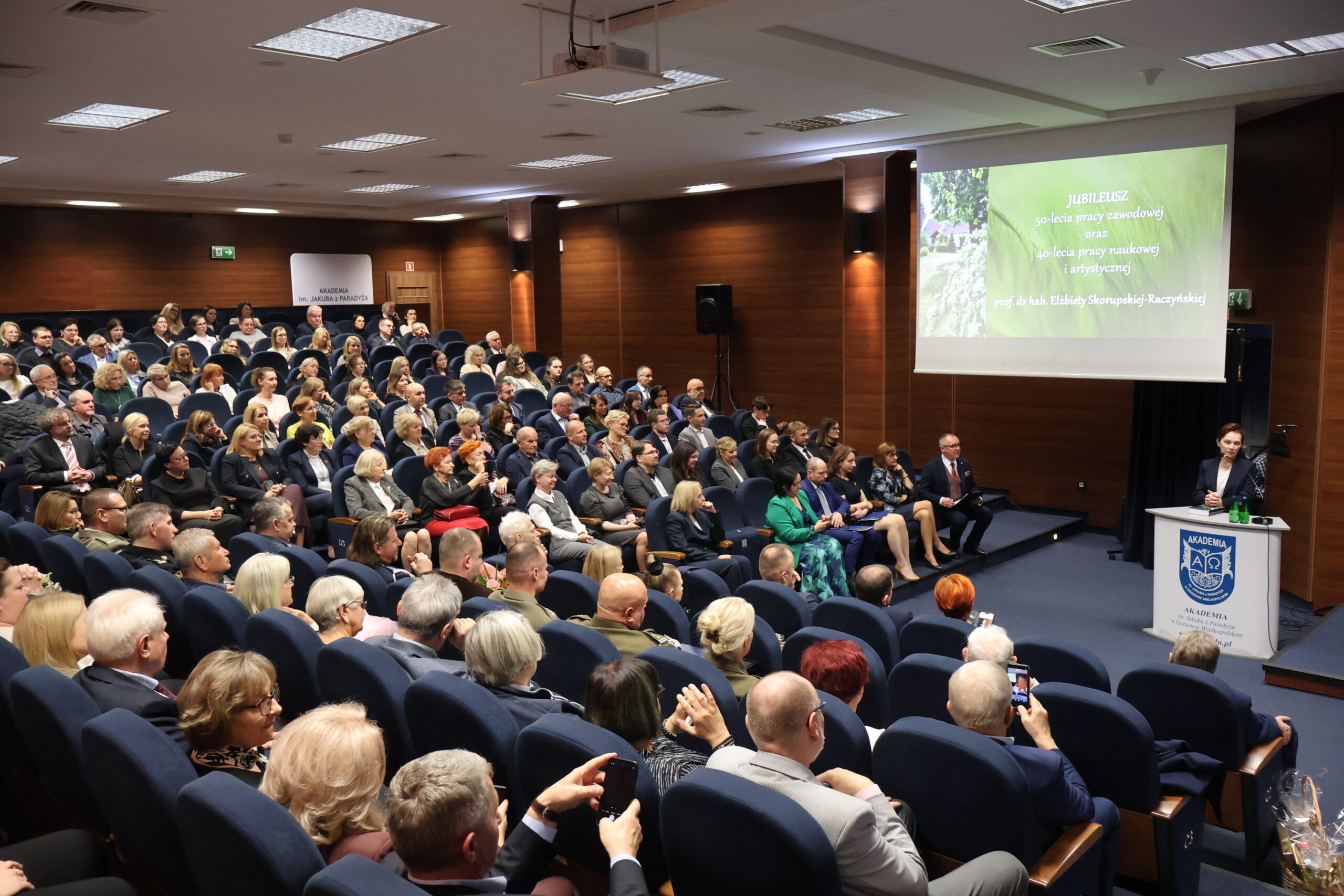Na zdjęciu przemawia Rektor Uczelni prof. dr hab. Elżbieta Skorupska-Raczyńska.