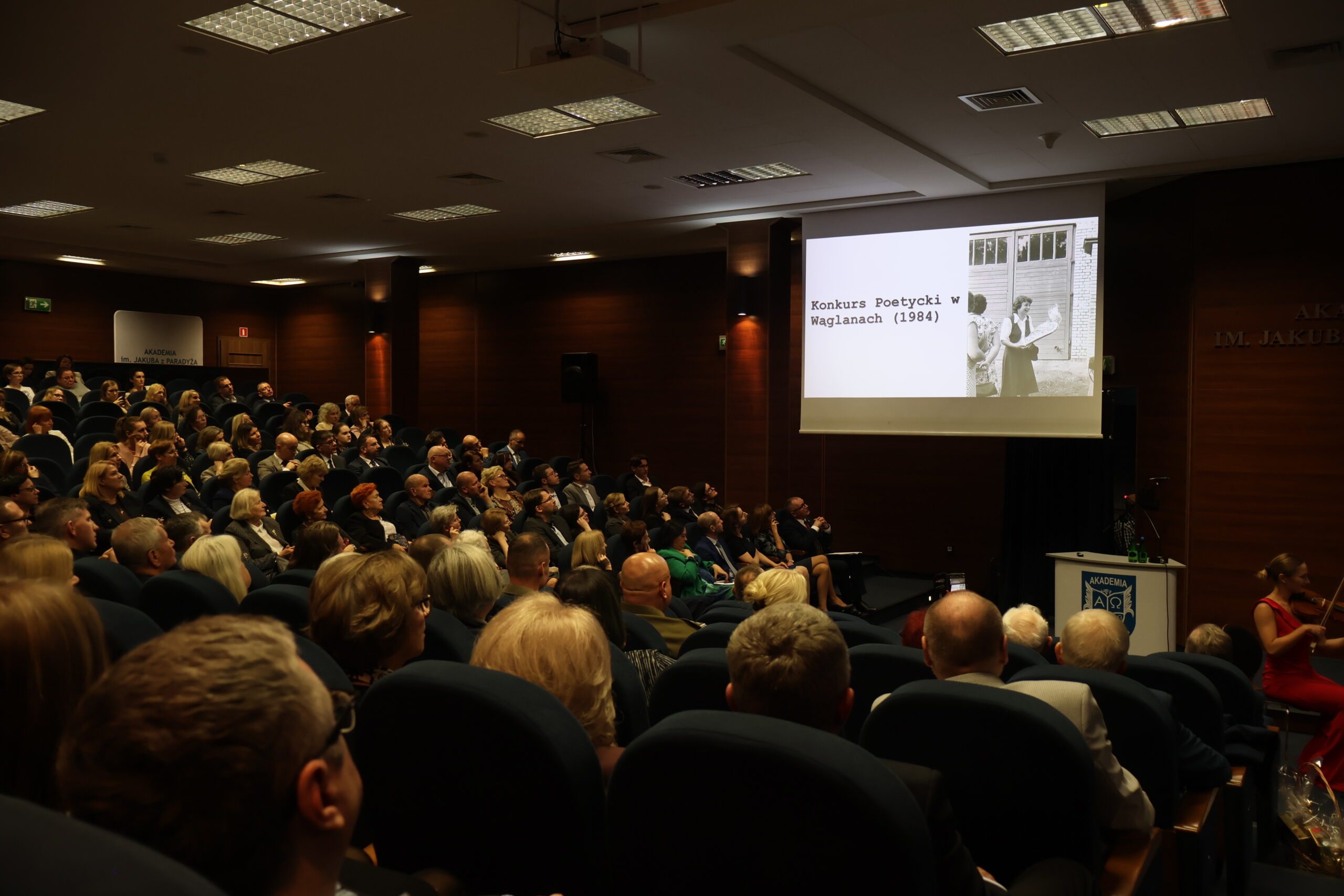 Na zdjęciu widać prezentację zdjęć ukazujących Panią Profesor od najmłodszych lat, a towarzyszyła temu muzyka kwartetu smyczkowego SONORE.