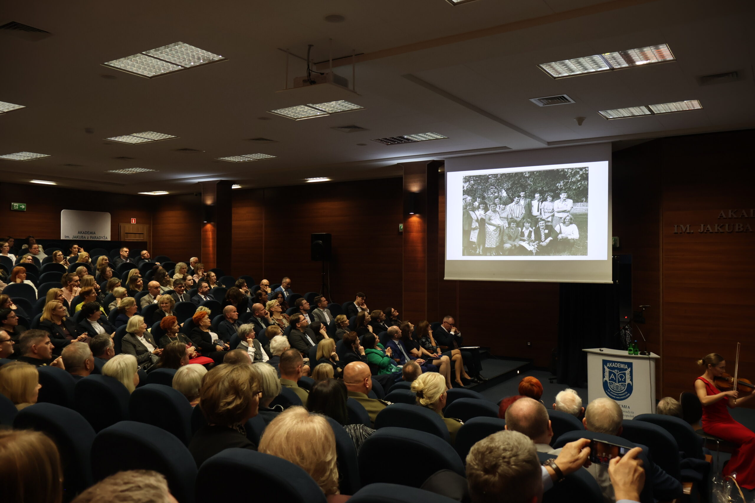 Na zdjęciu widać prezentację zdjęć ukazujących Panią Profesor od najmłodszych lat, a towarzyszyła temu muzyka kwartetu smyczkowego SONORE.
