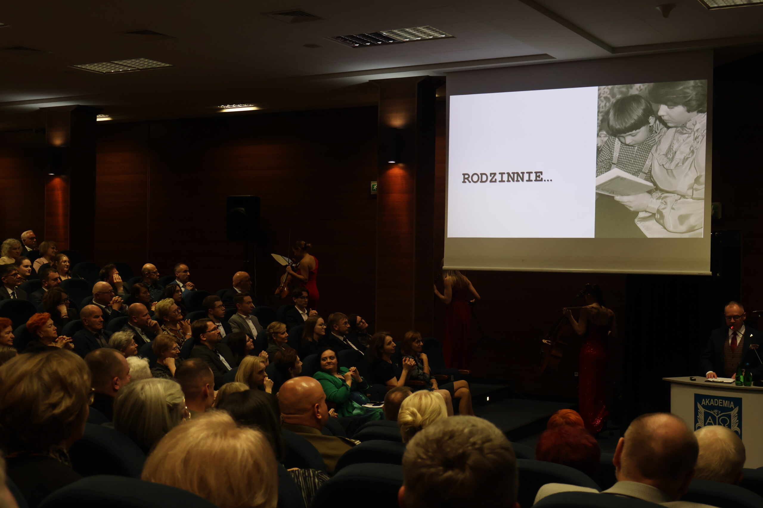 Na zdjęciu widać prezentację zdjęć ukazujących Panią Profesor od najmłodszych lat, a towarzyszyła temu muzyka kwartetu smyczkowego SONORE.