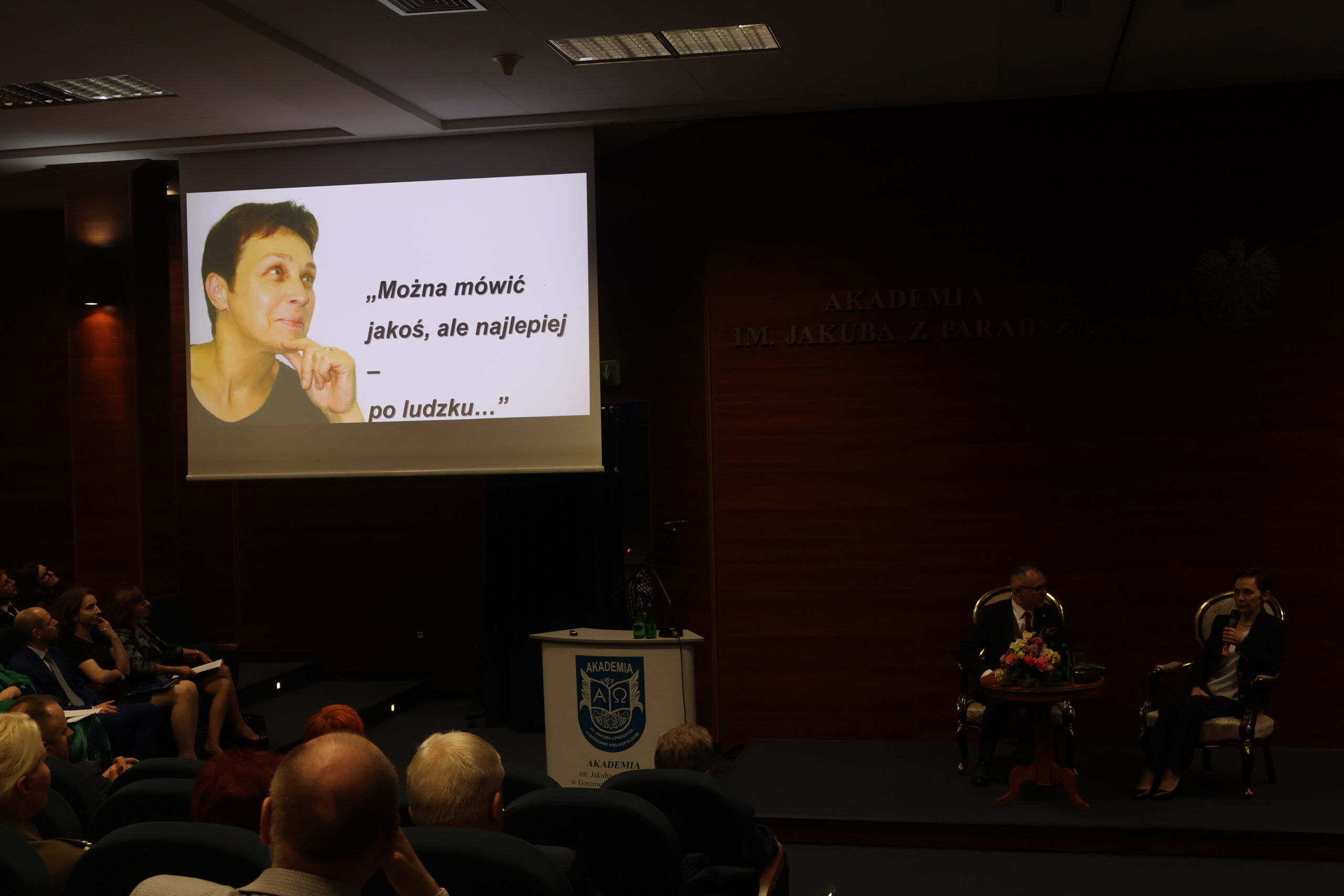 Na zdjęciu widać prezentację zdjęć ukazujących Panią Profesor od najmłodszych lat.