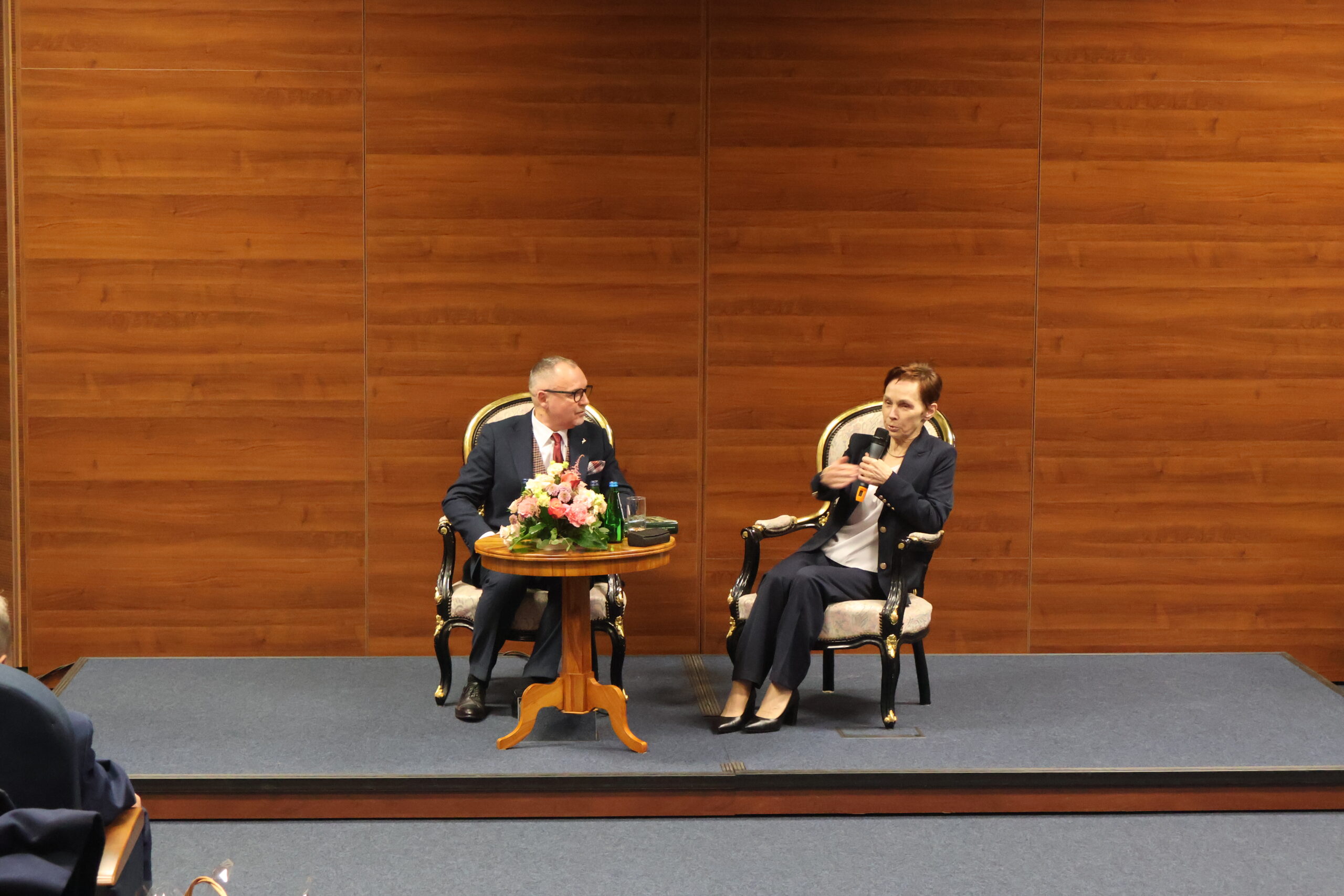 Na zdjęciu siedzi Rektor Uczelni prof. dr hab. Elżbieta Skorupska-Raczyńska oraz dr Wojciech Kuska.